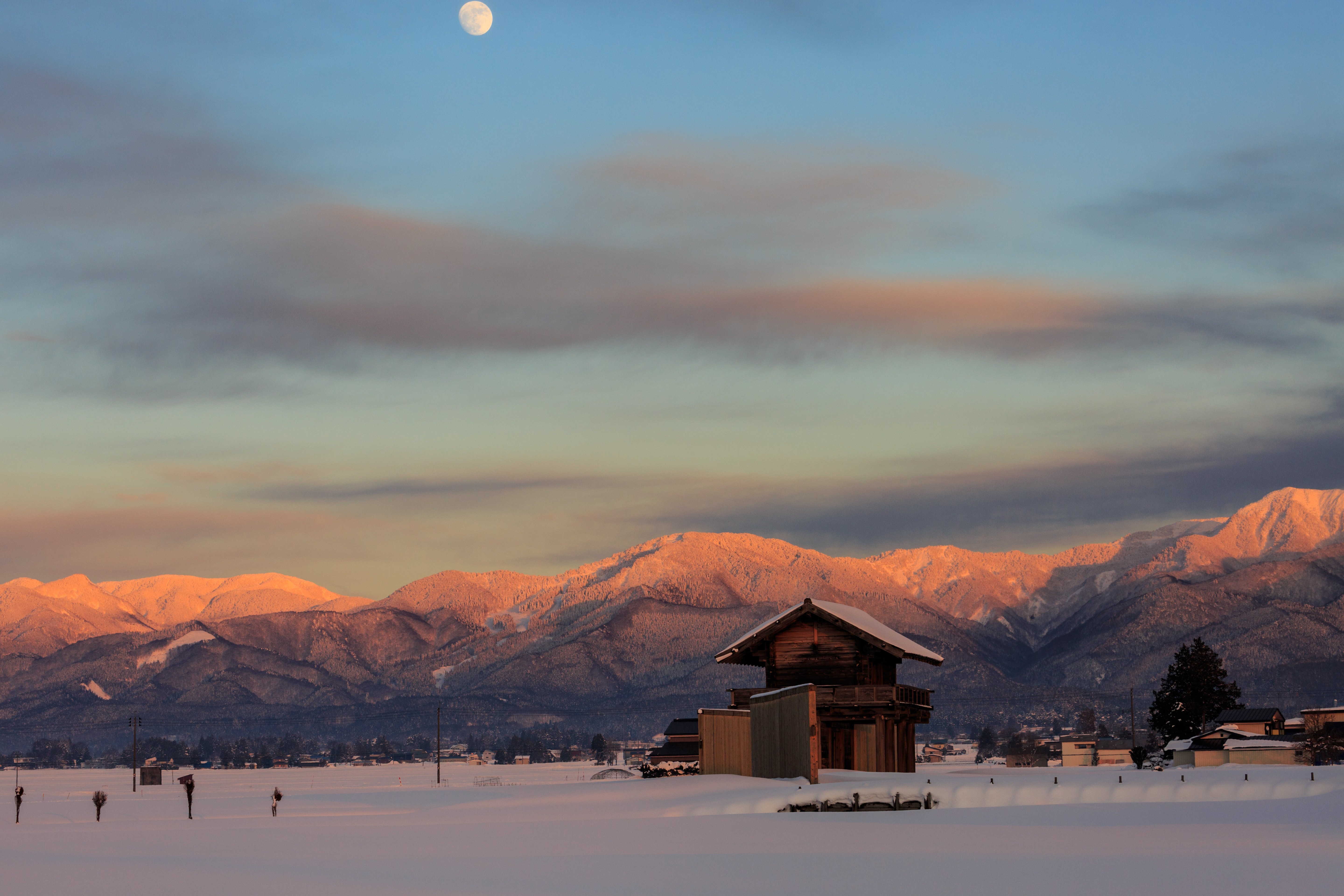 雪に包まれた奥羽山脈と月の写真素材 ぱくたそ