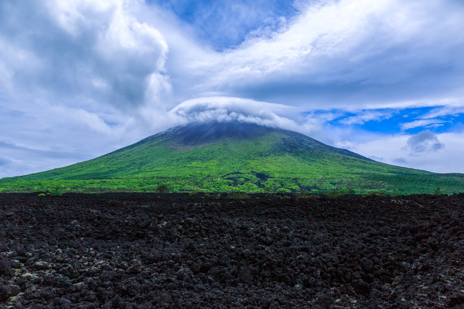 山頂にかかる笠雲 かさぐも の写真を無料ダウンロード フリー素材 ぱくたそ