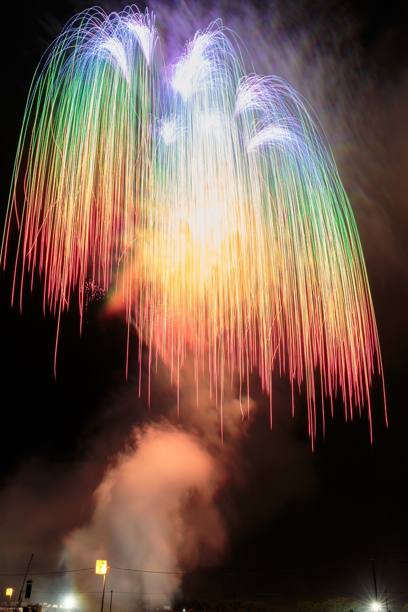 レインボー色のしだれ柳 打ち上げ花火 の写真素材 ぱくたそ