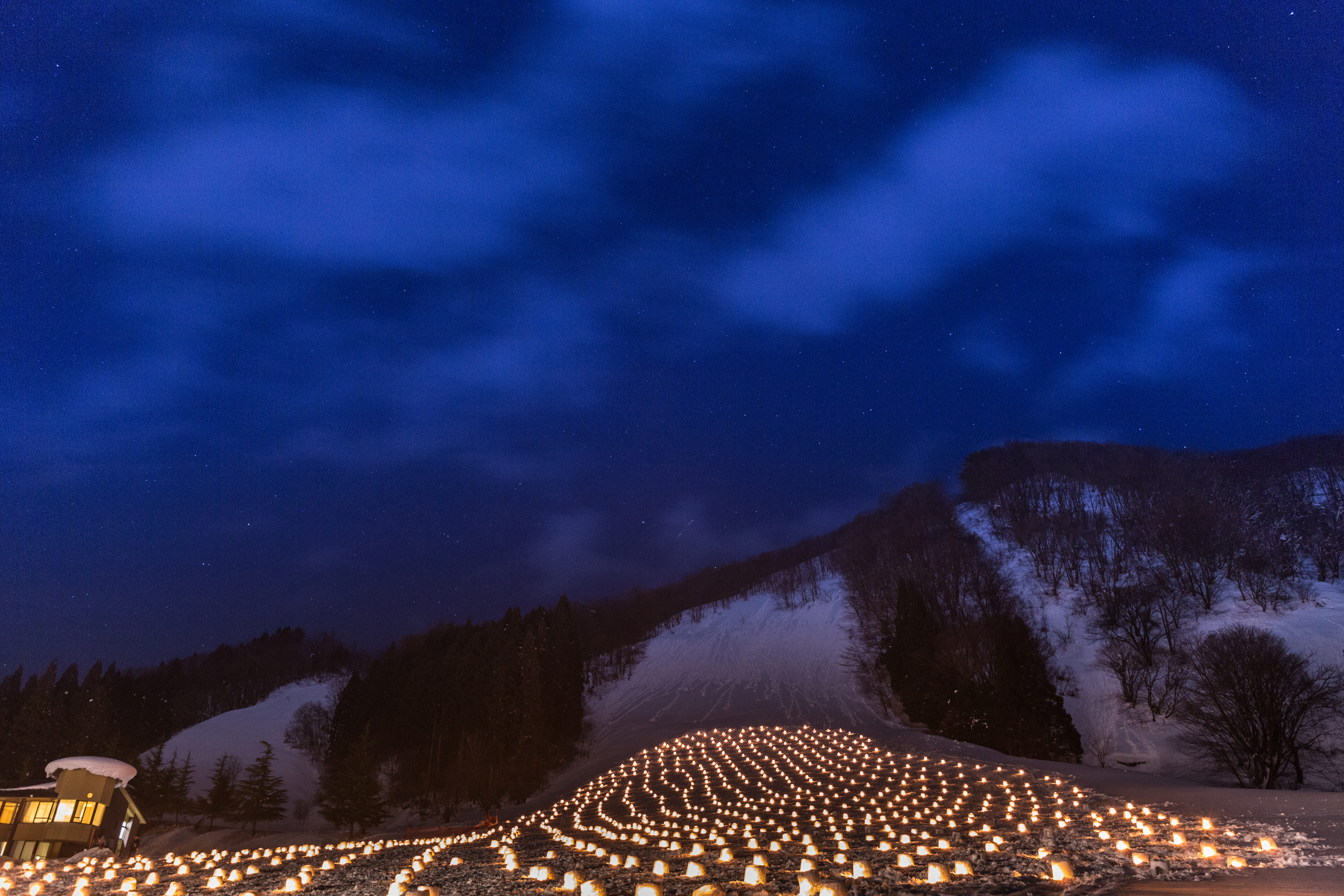 夜空とミニかまくらの写真を無料ダウンロード フリー素材 ぱくたそ