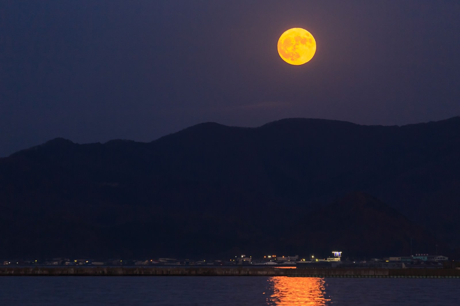 夜空にスーパームーンの写真素材 ぱくたそ