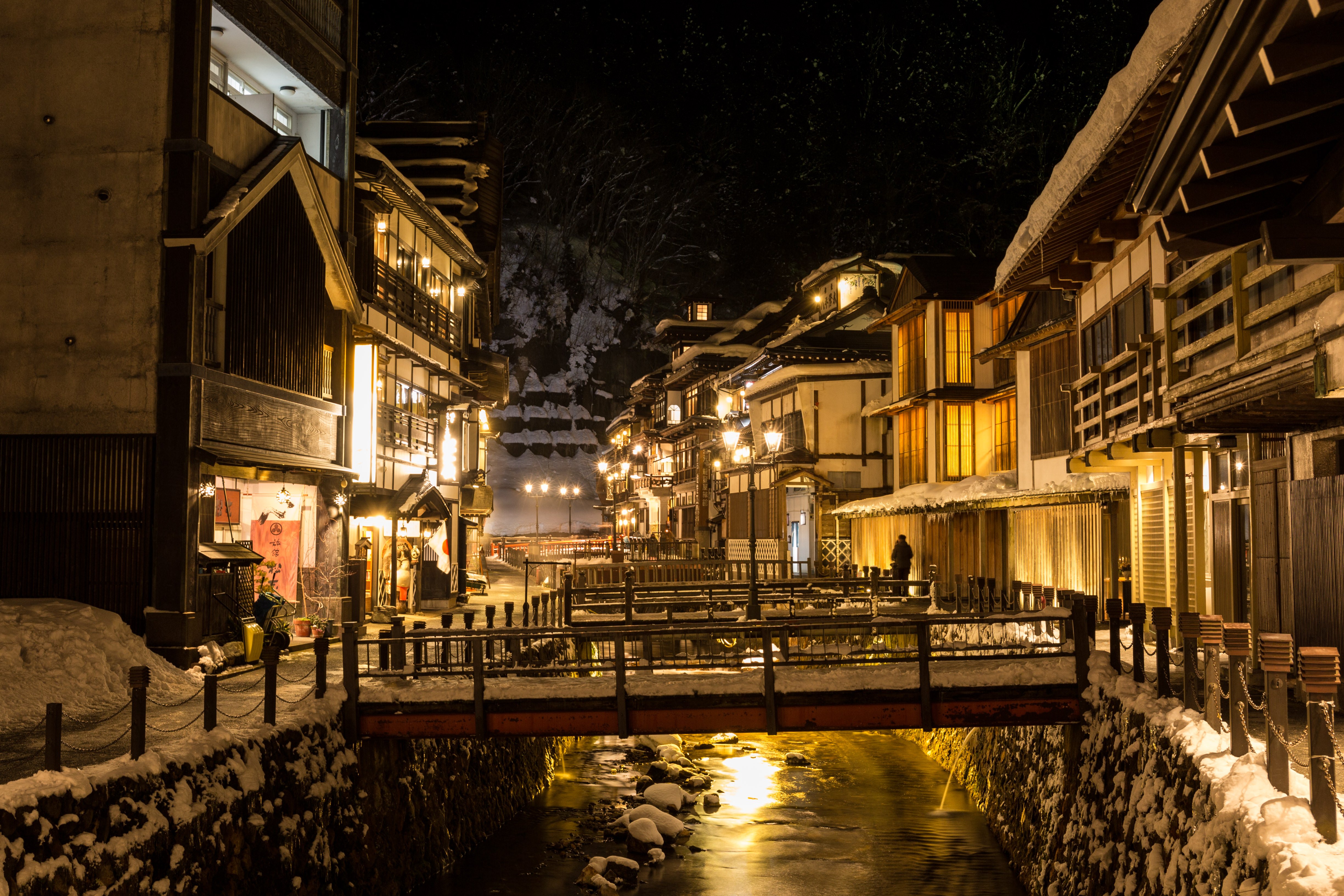 日が落ちてガス灯が灯る銀山温泉街の写真 画像 フリー素材 ぱくたそ