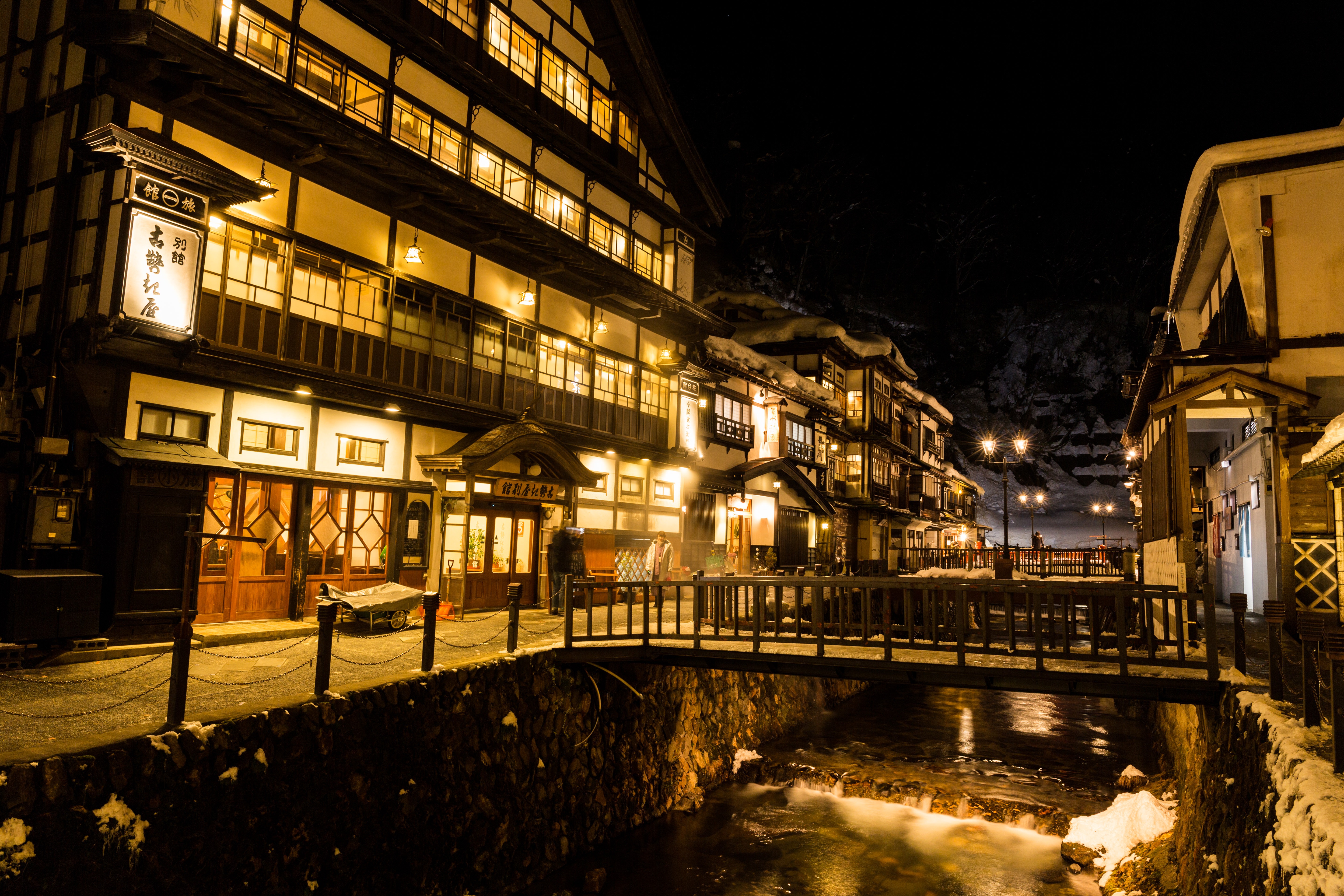 積雪の銀山温泉街 夜間 の写真を無料ダウンロード フリー素材 ぱくたそ