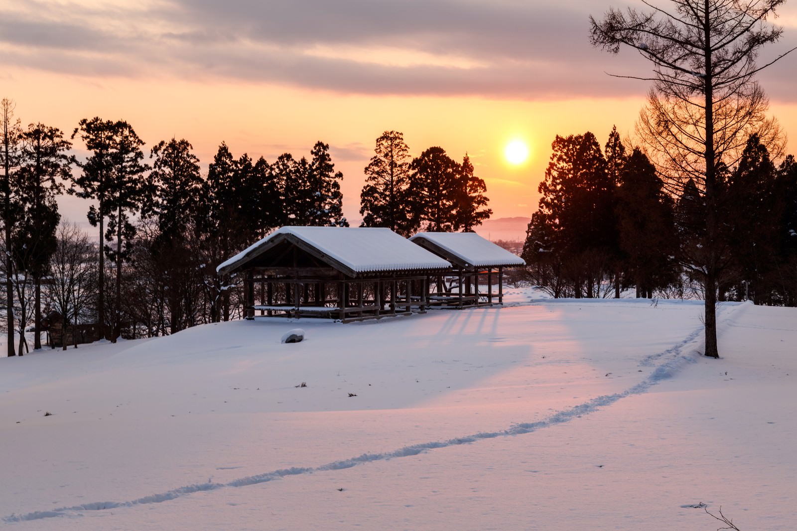 雪国の日没の写真 画像 を無料ダウンロード フリー素材のぱくたそ