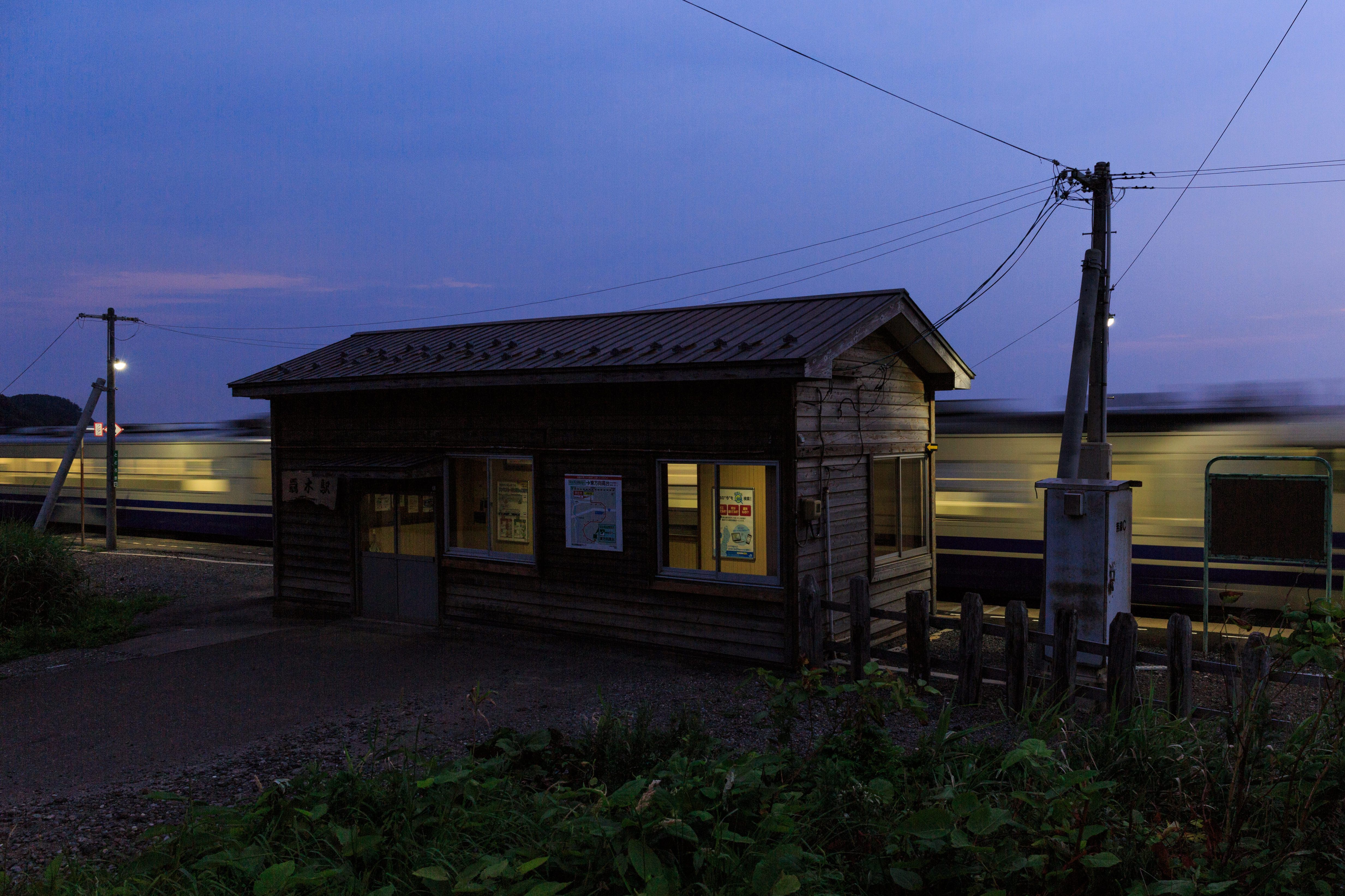 夕暮れのローカル線と無人駅の写真素材 ぱくたそ