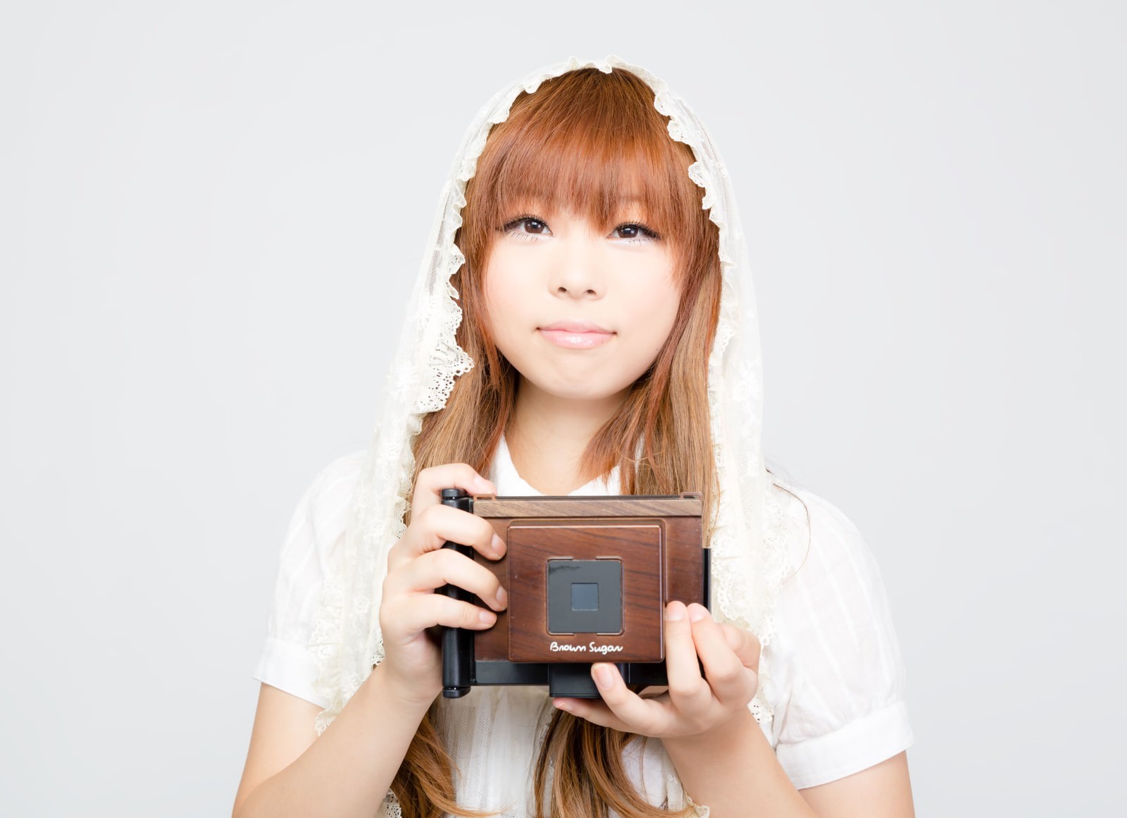 ピンホールカメラを持ったゆるふわ少女の写真 画像 を無料ダウンロード フリー素材のぱくたそ ピンホールカメラを持ったゆるふわ少女の写真 画像 を無料ダウンロード フリー素材のぱくたそ