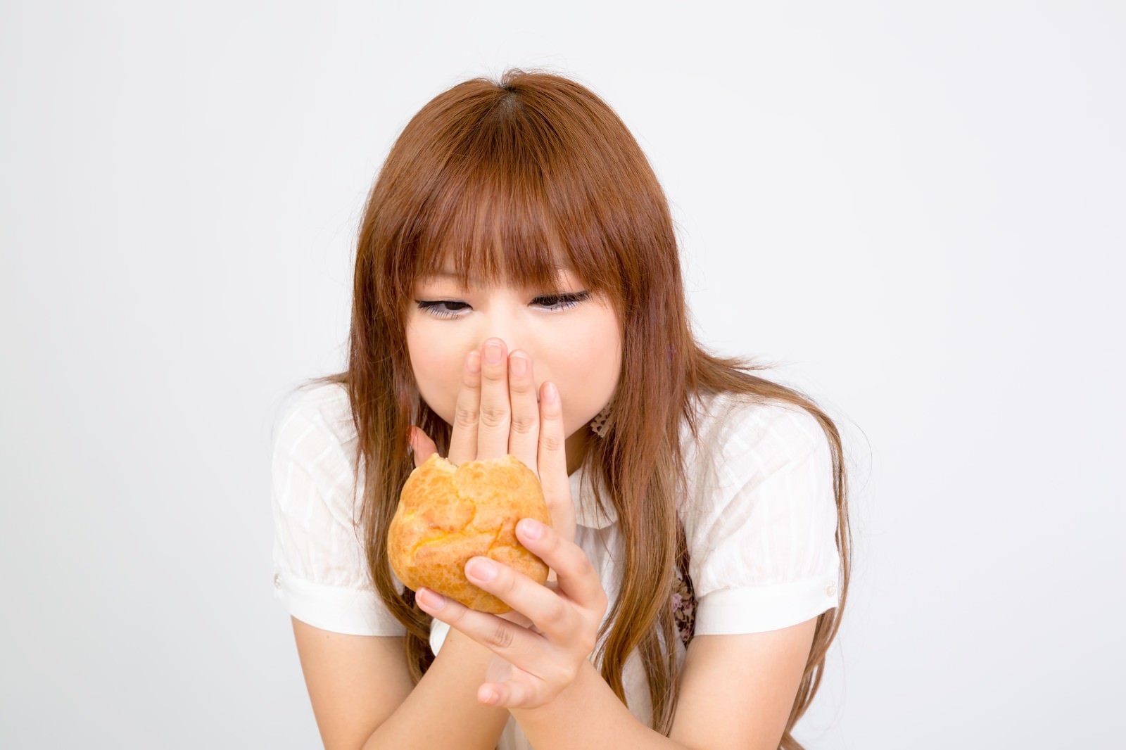 「やだっ、このシュークリーム美味しすぎっ！」の写真［モデル：あみ］