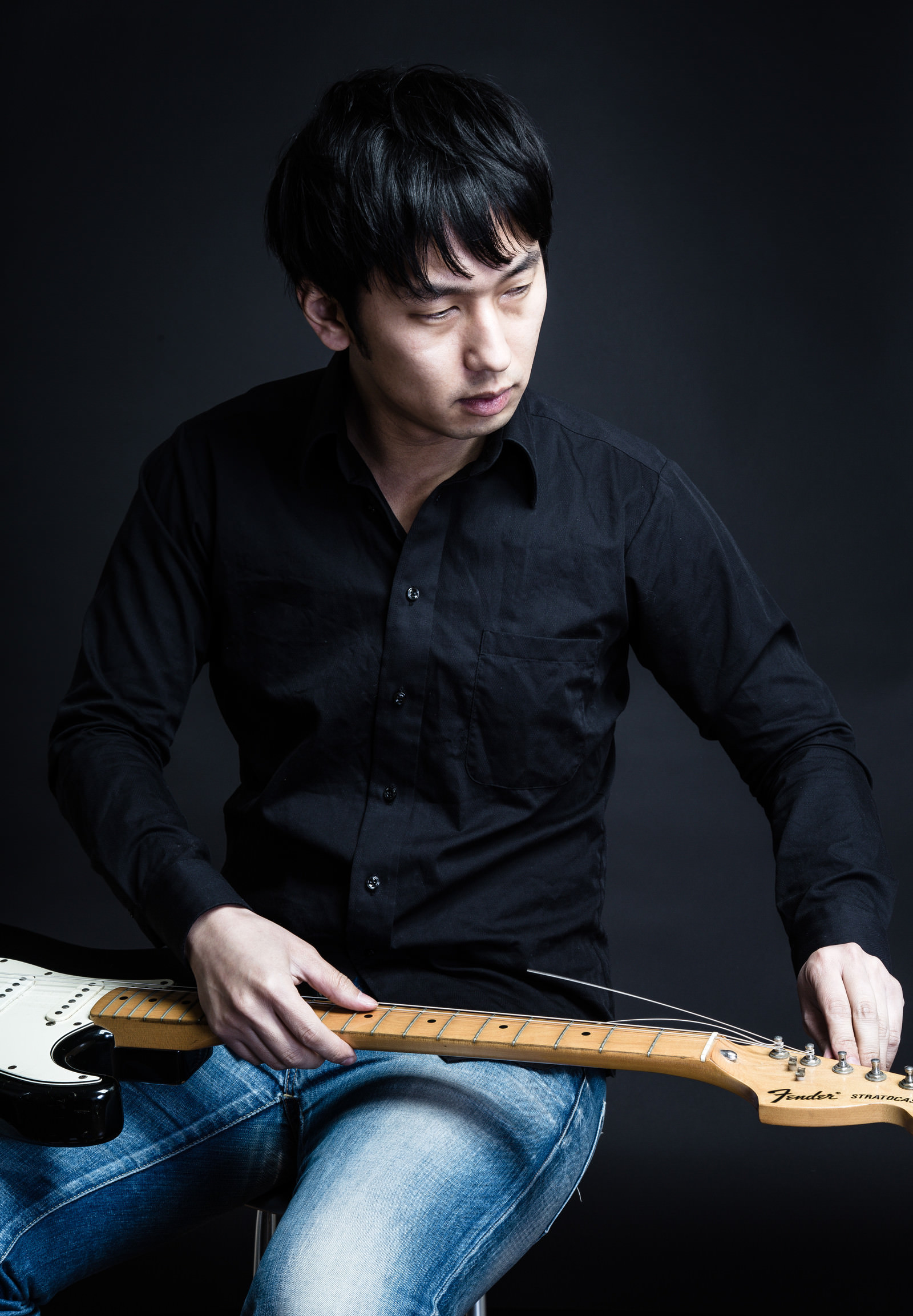 ギターの弦を張り替えるギタリスト松野氏 仮 の写真を無料ダウンロード フリー素材 ぱくたそ ギターの弦を張り替えるギタリスト松野氏 仮 の写真を無料ダウンロード フリー素材 ぱくたそ