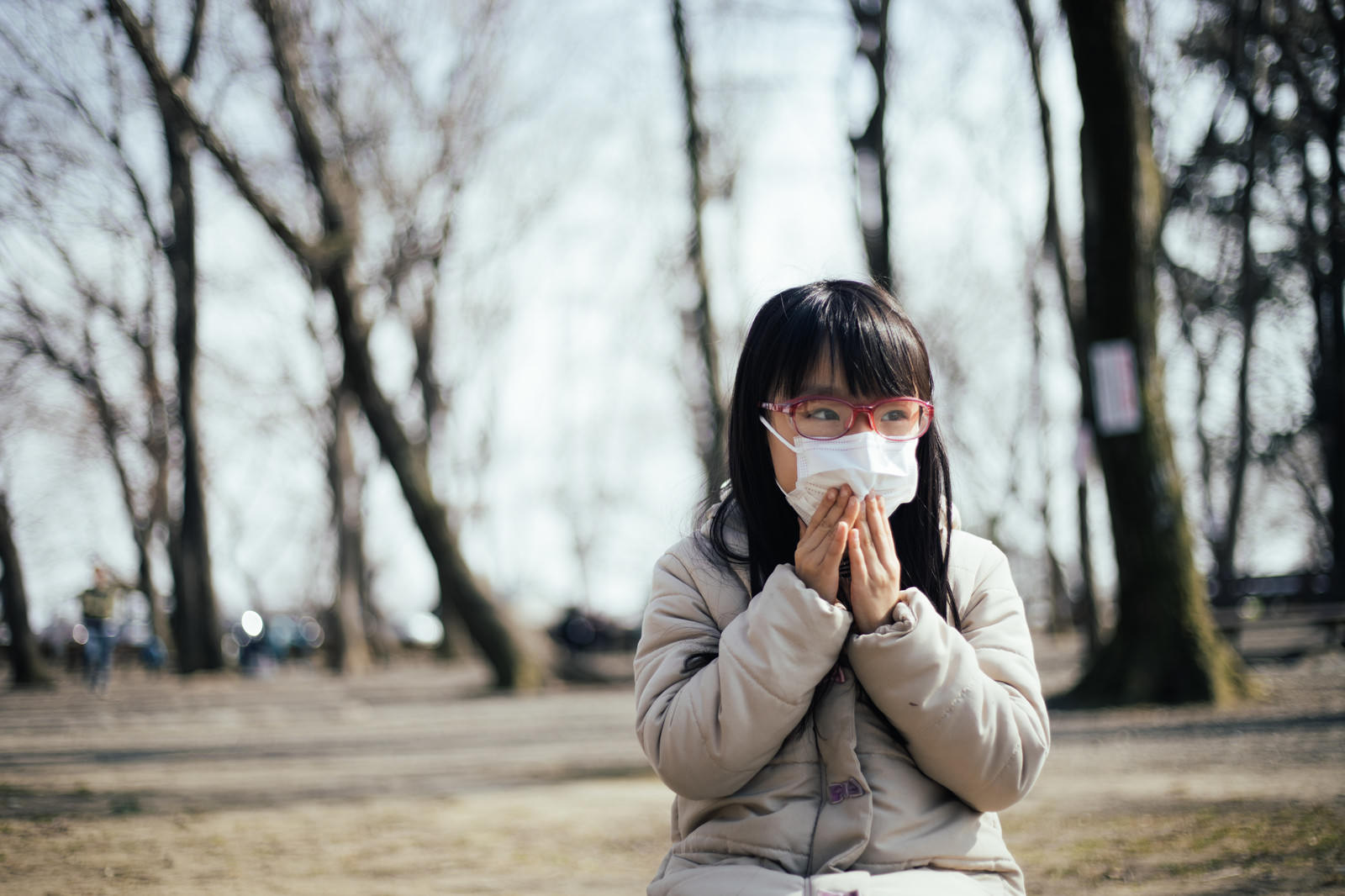 「花粉の飛散を気にする女の子 | フリー素材のぱくたそ」の写真［モデル：あんじゅ］