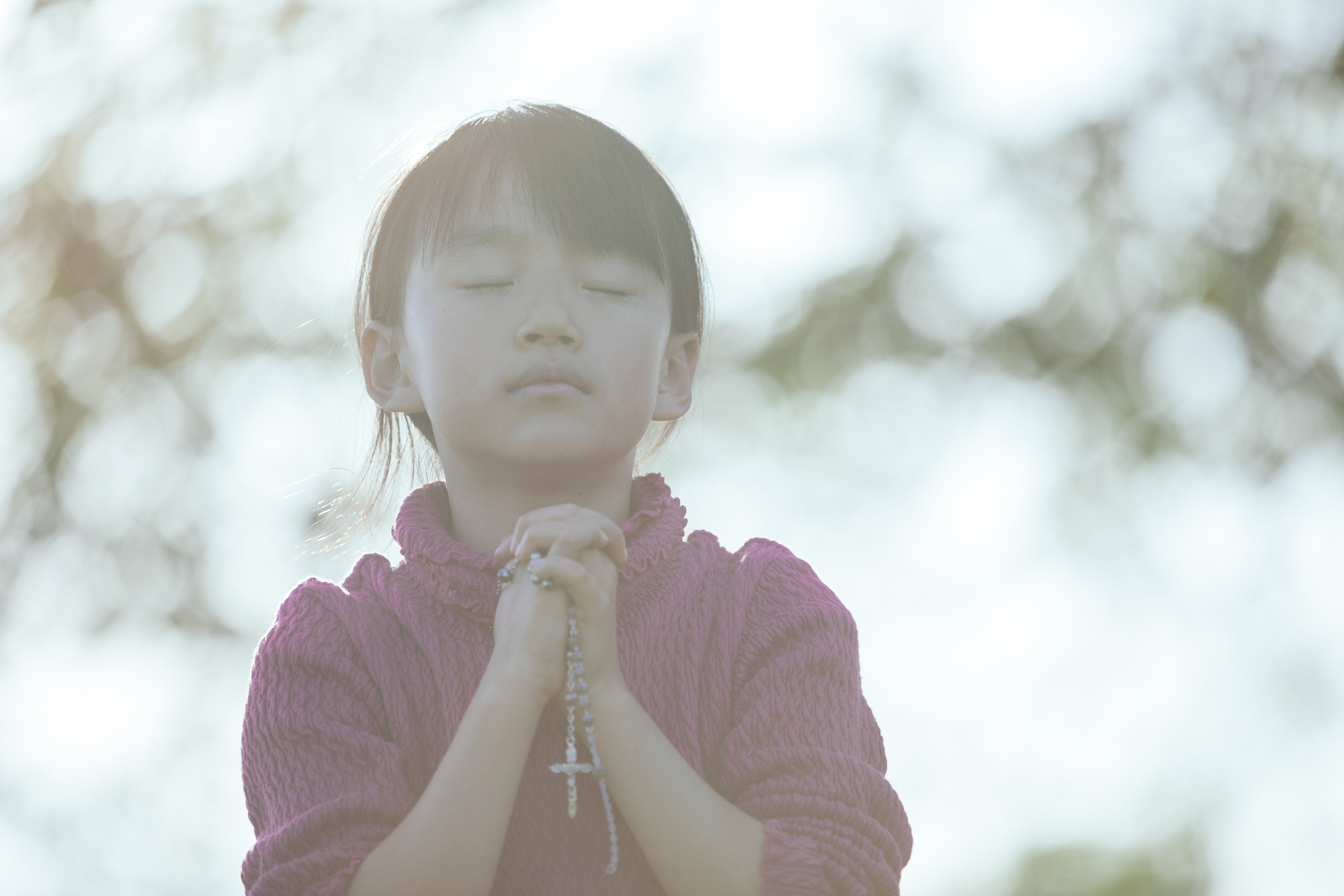 光の中で祈る少女の写真素材 ぱくたそ
