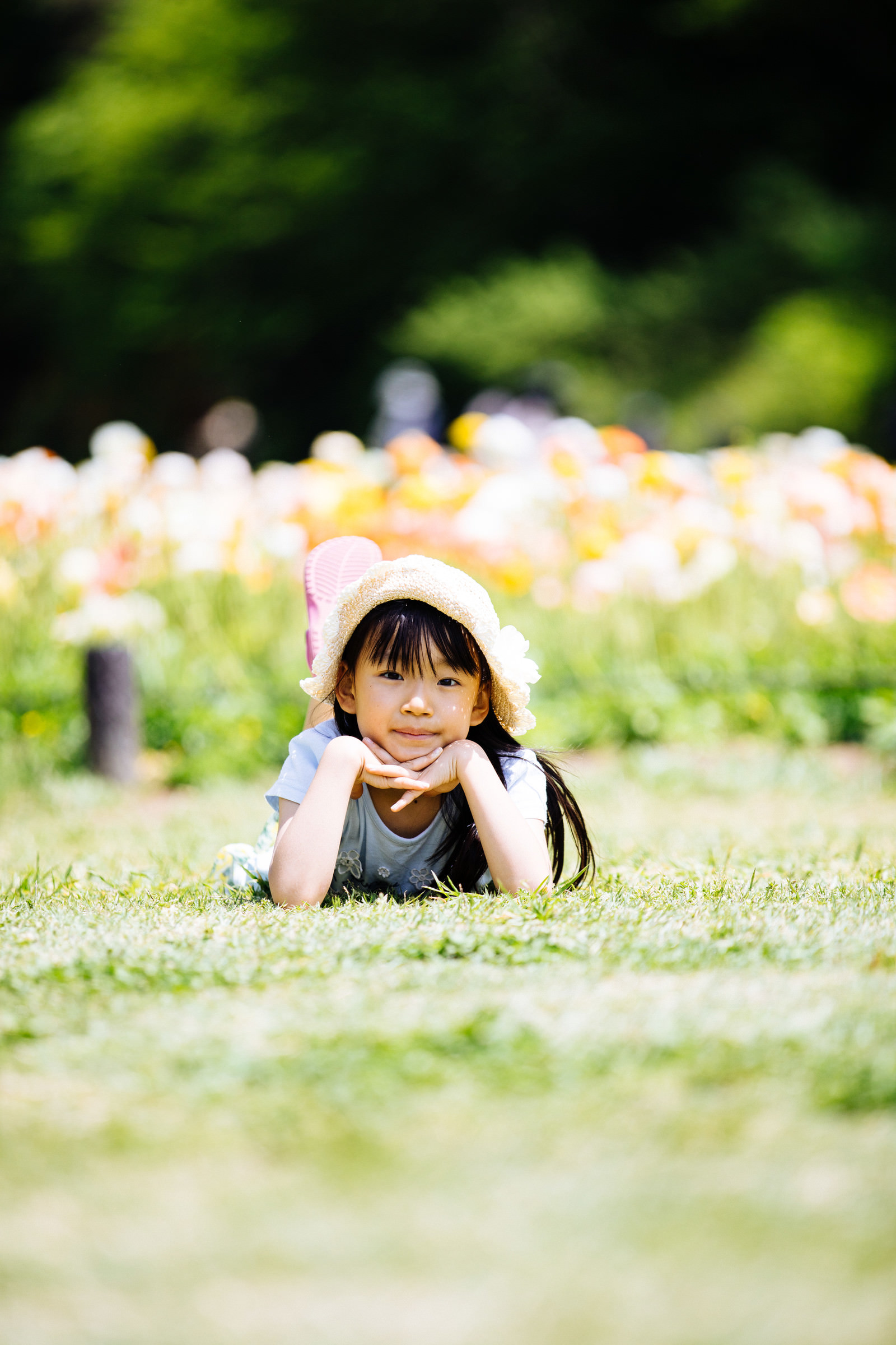 花畑の前で横になってくつろぐ麦わら帽子の女の子の写真 画像 を無料ダウンロード フリー素材のぱくたそ 花畑の前で横になってくつろぐ麦わら帽子の女の子の写真 画像 を無料ダウンロード フリー素材のぱくたそ