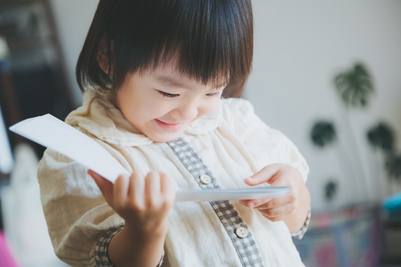 お気に入りの絵本を読む女の子（子供）の写真を無料ダウンロード（フリー素材） - ぱくたそ