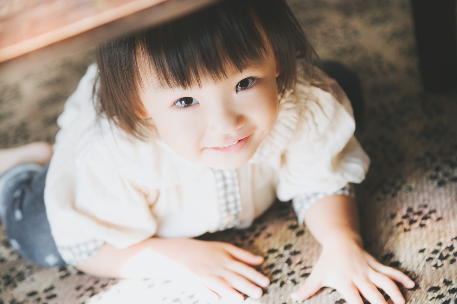 机の下に隠れてる小さい女の子の写真素材 ぱくたそ 机の下に隠れてる小さい女の子の写真素材 ぱくたそ