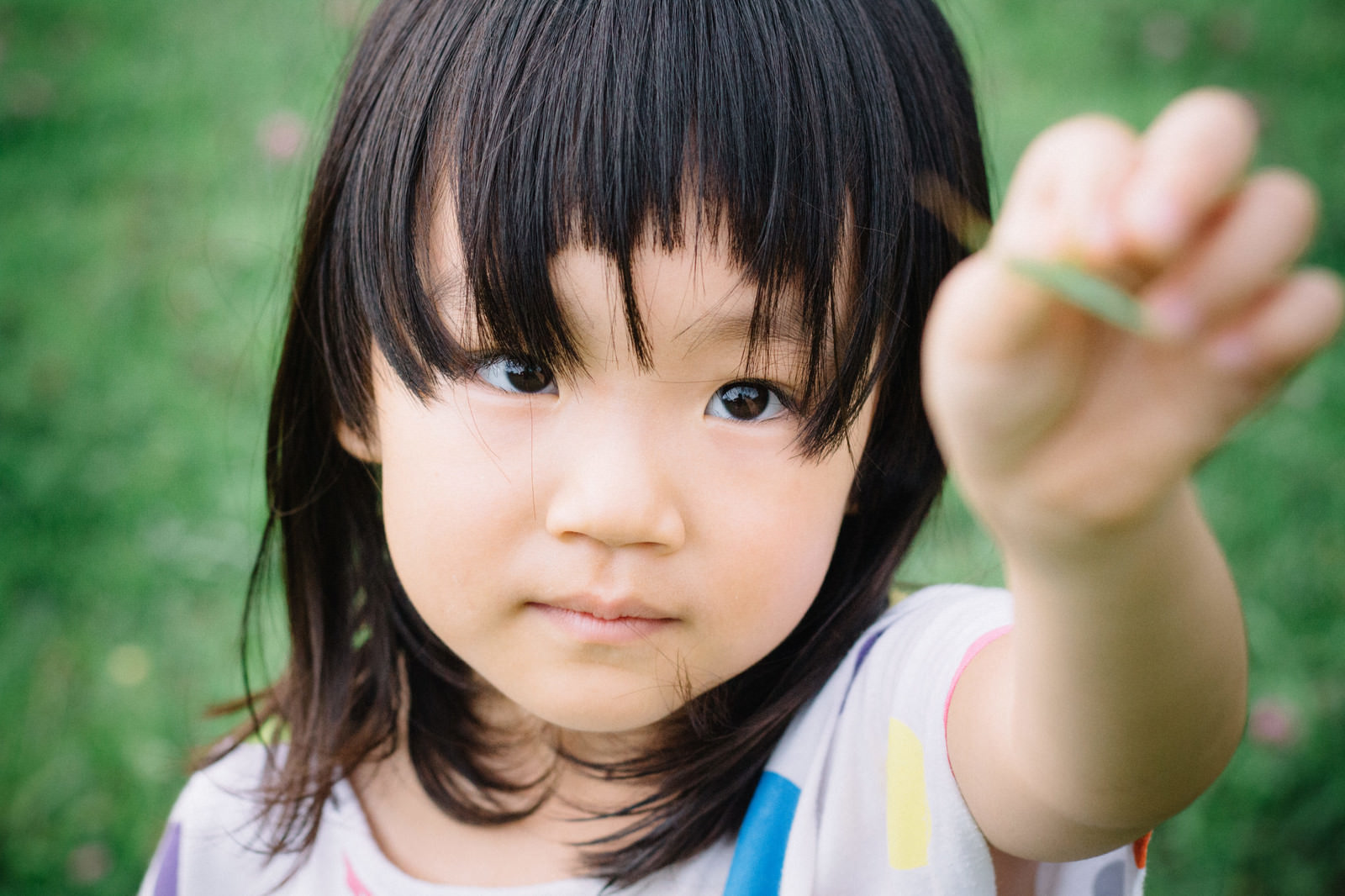 「公園でバッタを見つけた少女」の写真［モデル：あんじゅ］