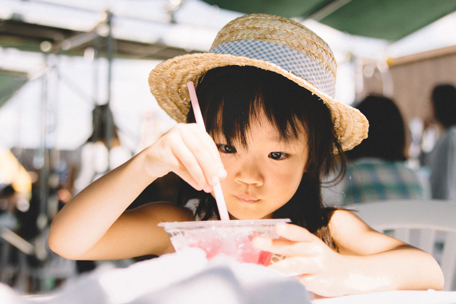 かき氷を食べる麦わら帽子の女の子の写真素材 ぱくたそ