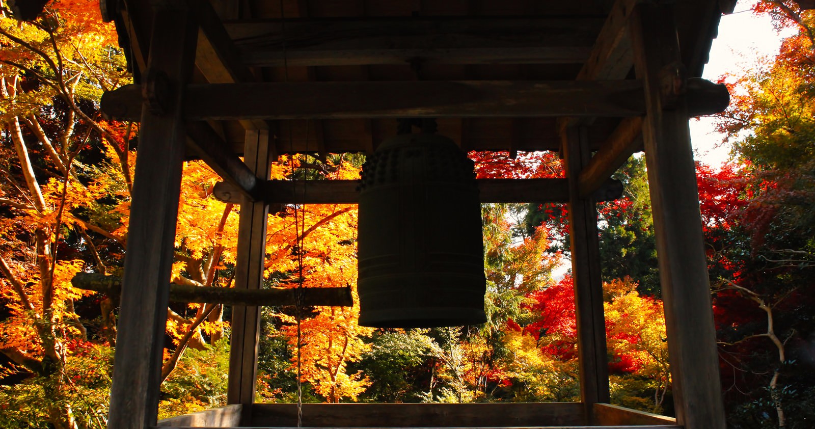 お寺の鐘 シルエット の写真 画像 フリー素材 ぱくたそ