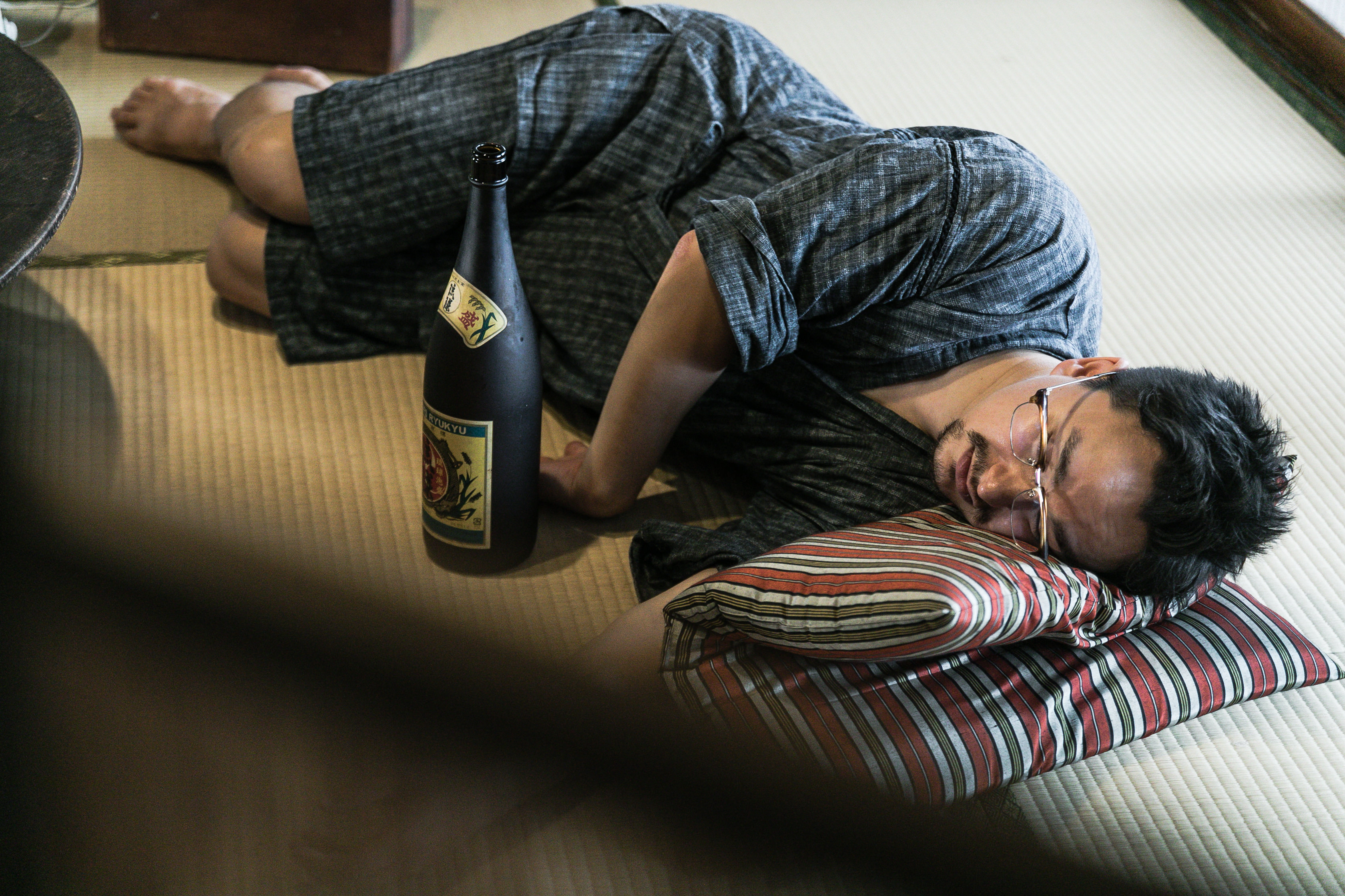 お酒を飲みすぎて畳の上で寝落ちする外国人 ドイツ人ハーフ の写真を無料ダウンロード フリー素材 ぱくたそ