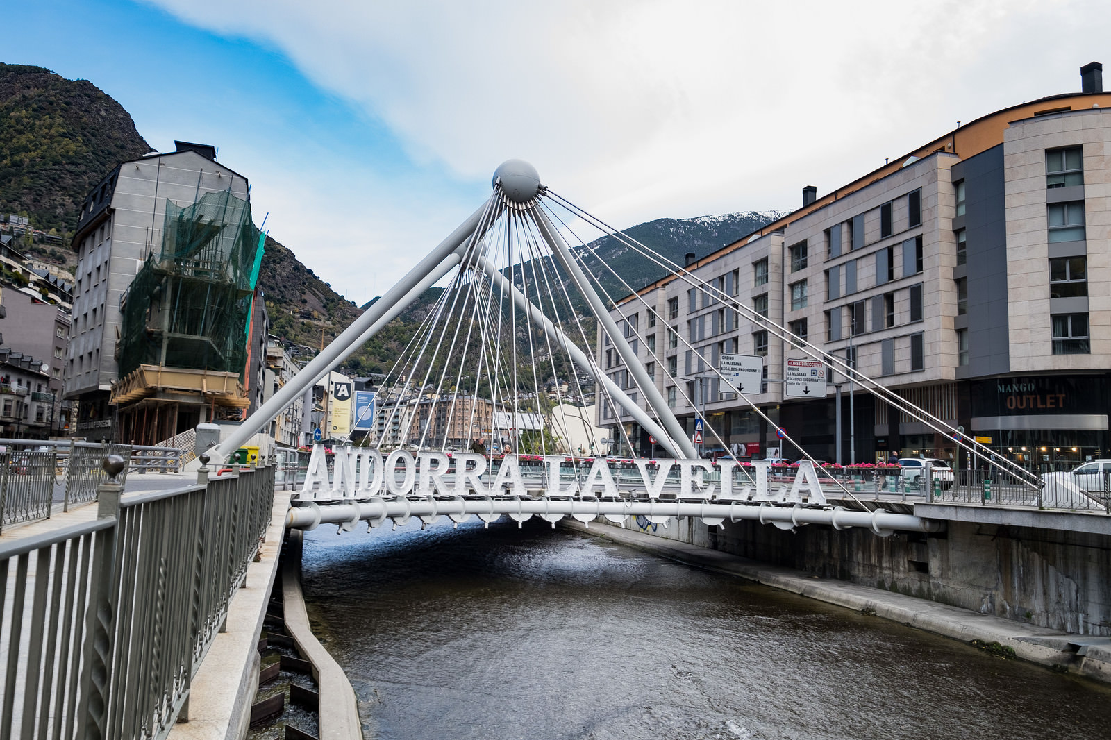 Andrra La Vella アンドラ ラ ベリャ と書かれた橋の写真素材 ぱくたそ