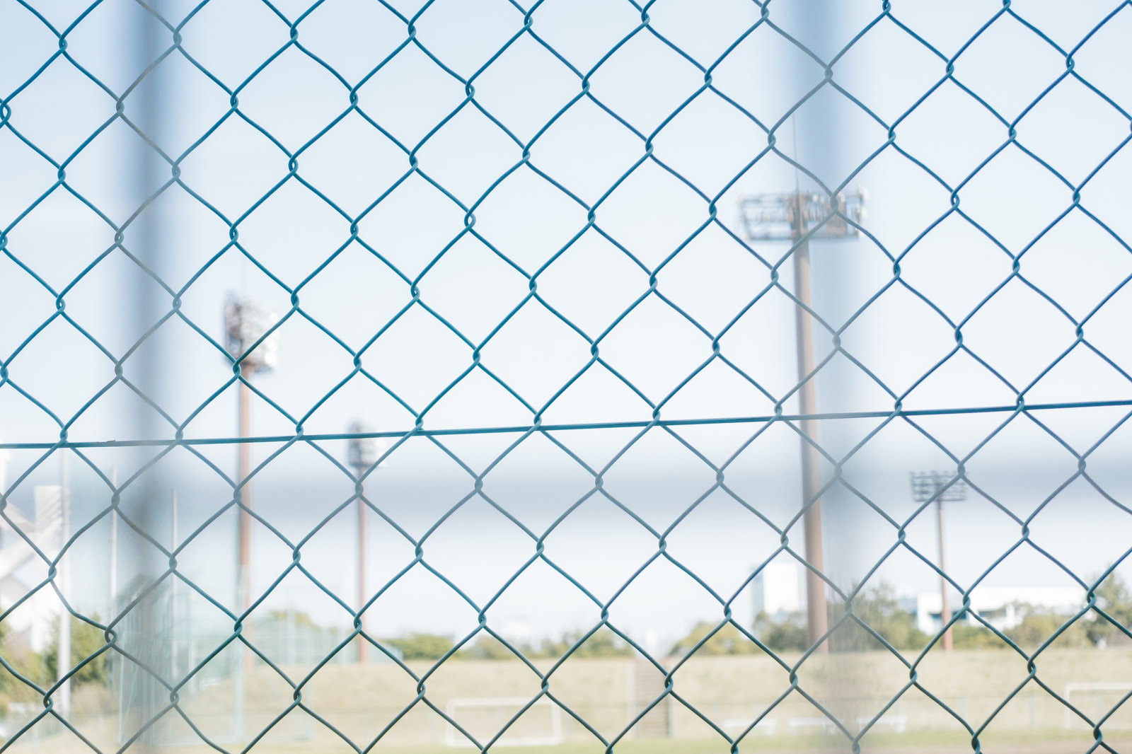 「金網と野球場」の写真