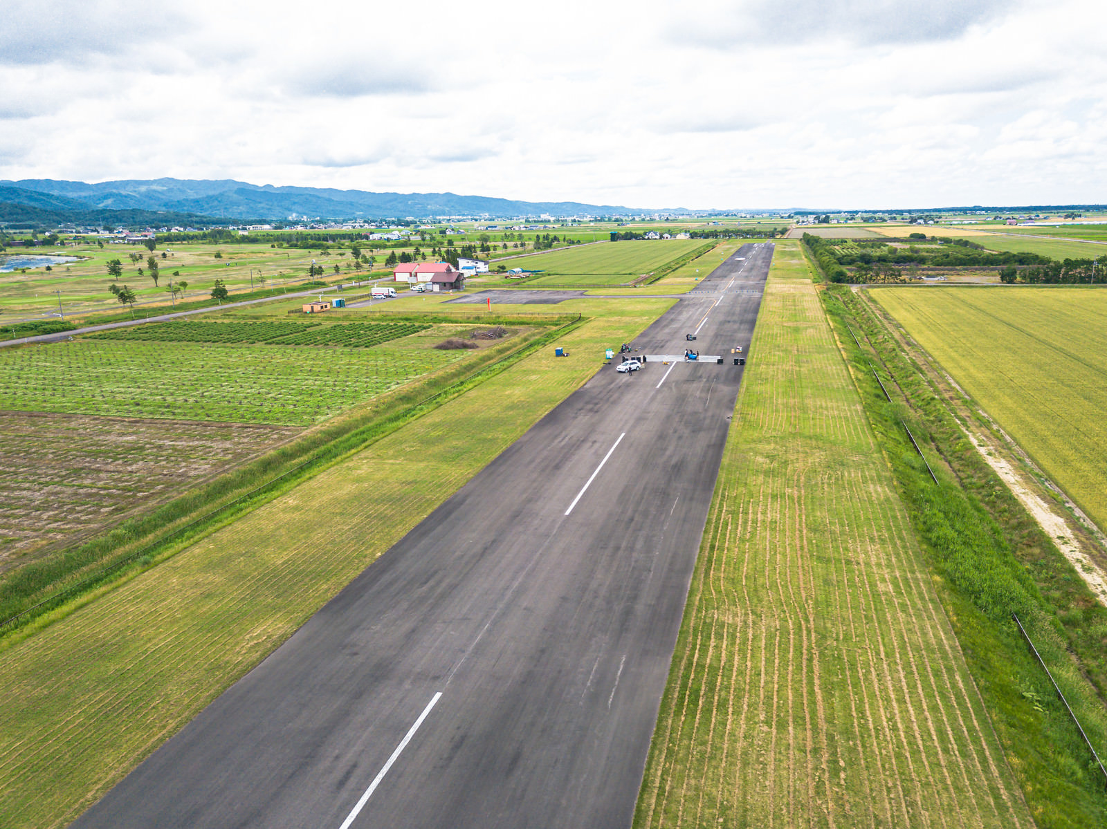一直線の滑走路 美唄市農道離着陸場 の写真を無料ダウンロード フリー素材 ぱくたそ 一直線の滑走路 美唄市農道離着陸場 の写真を無料ダウンロード フリー素材 ぱくたそ
