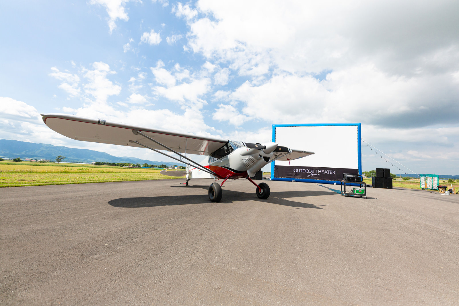 野外シネマと小型の飛行機の写真を無料ダウンロード フリー素材 ぱくたそ 野外シネマと小型の飛行機の写真を無料ダウンロード フリー素材 ぱくたそ