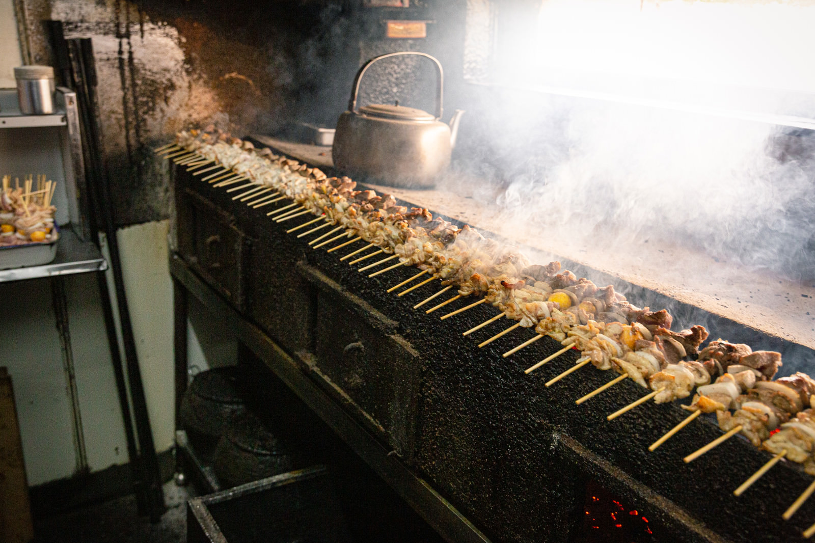 炭火台にずらりと並んだ美唄焼き鳥の写真を無料ダウンロード フリー素材 ぱくたそ