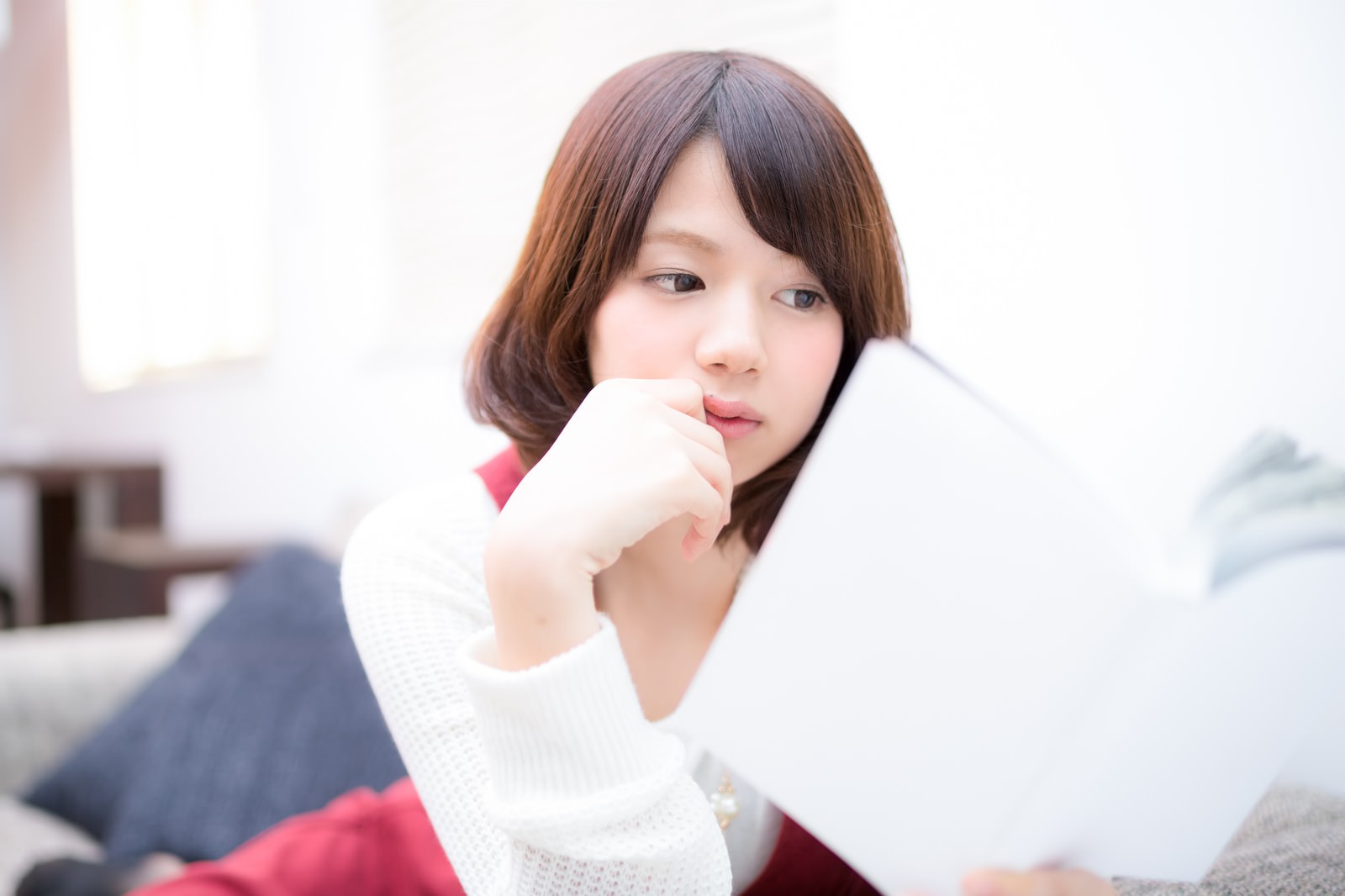 「突然の「ご愛読ありがとうございました！」に驚きもしない美女 | フリー素材のぱくたそ」の写真［モデル：みき。］
