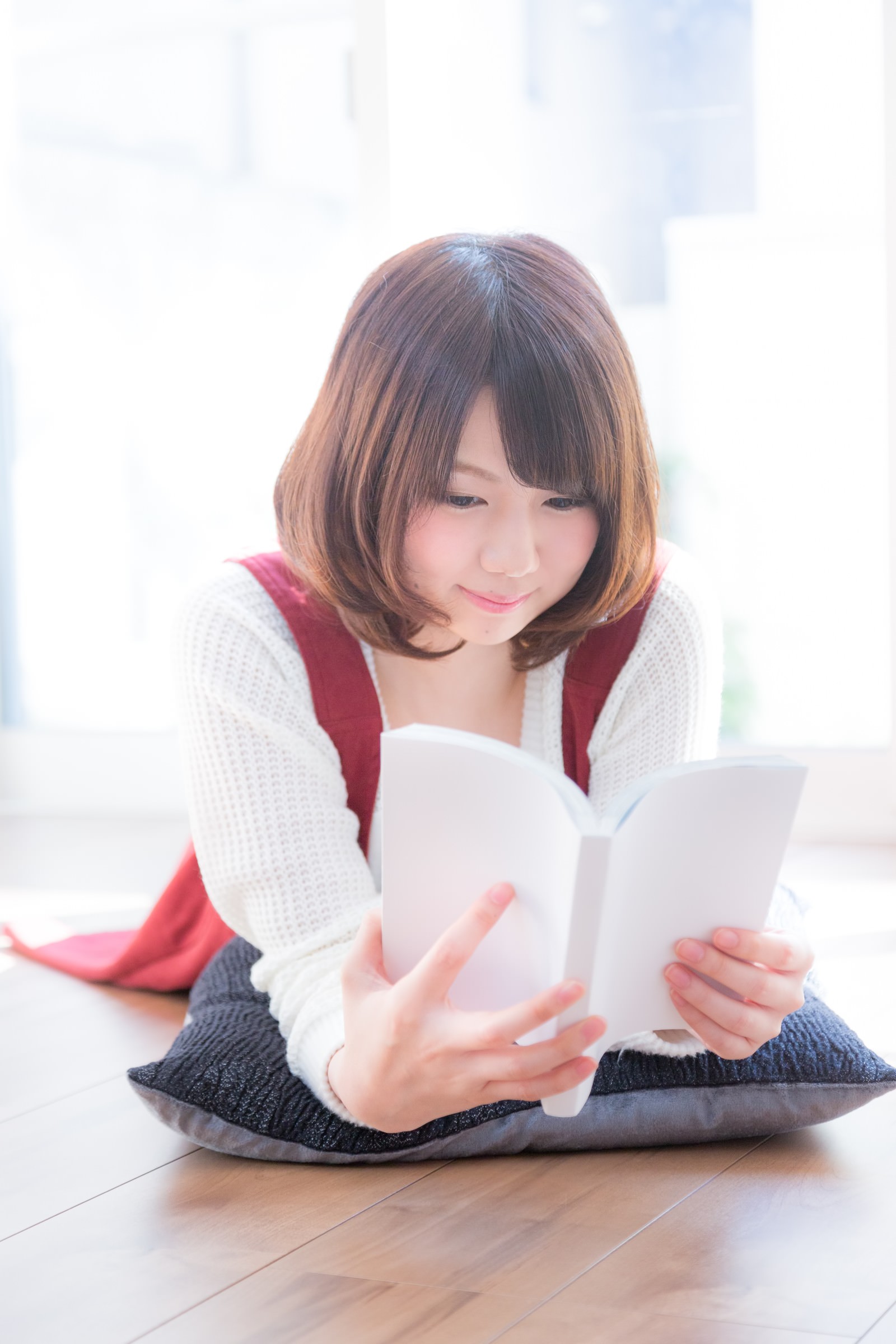 時間を忘れて夢中でマンガを読む美少女の写真を無料ダウンロード フリー素材 ぱくたそ