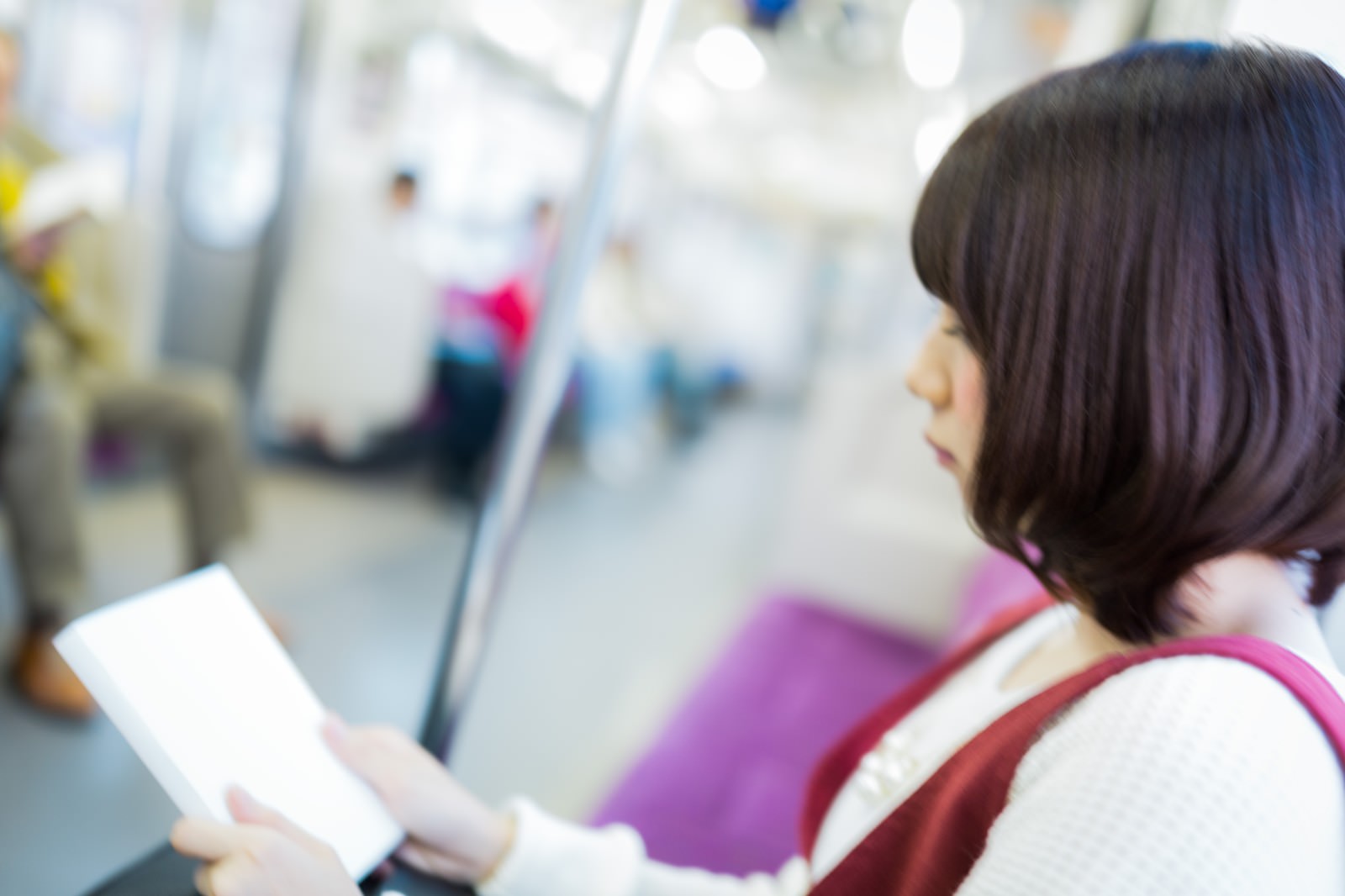 「電車内でテスト範囲の暗記をする女学生」の写真［モデル：みき。］