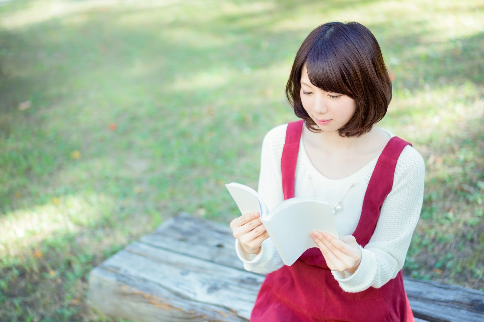 「公園のベンチで読書する美女 | フリー素材のぱくたそ」の写真［モデル：みき。］