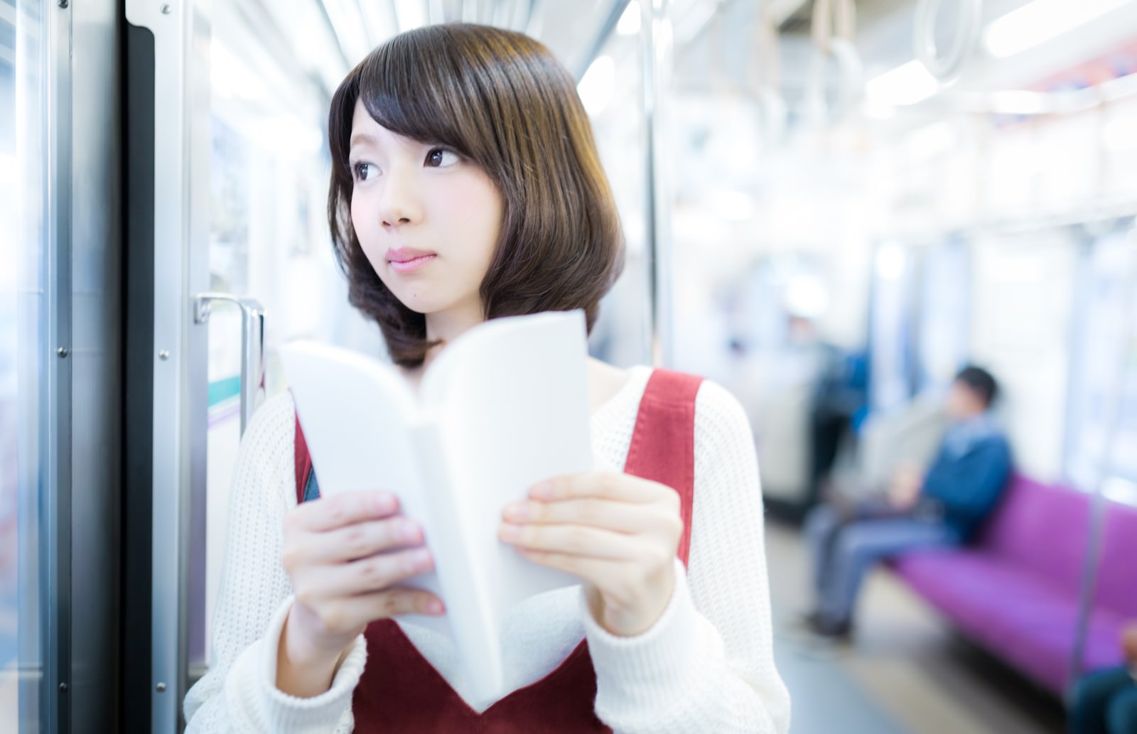 「目的の駅までマンガを読む美少女」の写真［モデル：みき。］