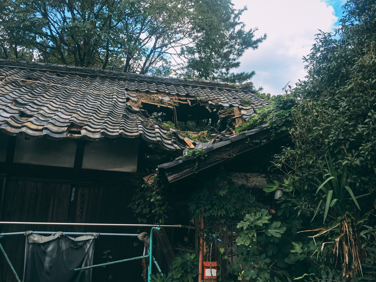 屋根に穴が空き無残に倒壊していく廃屋の写真素材 ぱくたそ