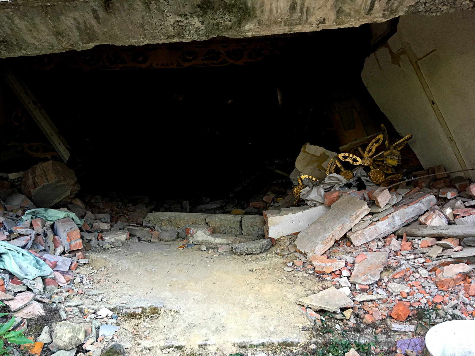 地震で崩れた寺院の瓦礫 台湾 の写真を無料ダウンロード フリー素材 ぱくたそ