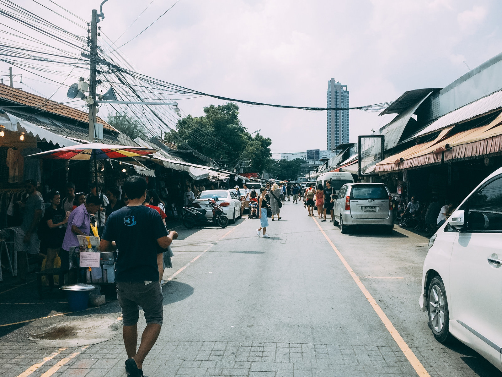 歩行者と車が入り乱れるバンコクの街並み タイ の写真 画像 を無料ダウンロード フリー素材のぱくたそ