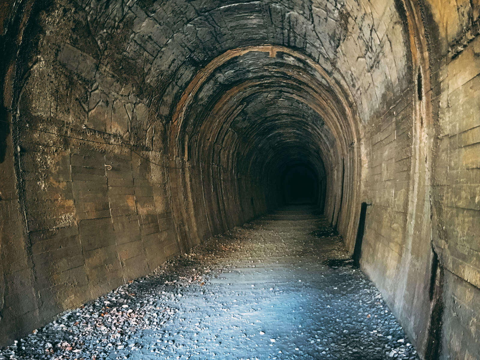 「先が見えない古トンネルの内部（JR福知山線廃線敷）」の写真