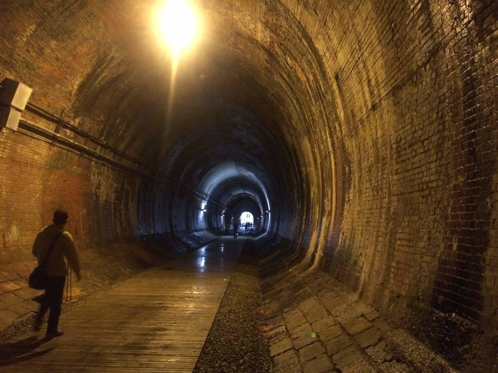 湊川隧道のトンネル内を歩く人々 湊川隧道 の写真 画像 フリー素材 ぱくたそ