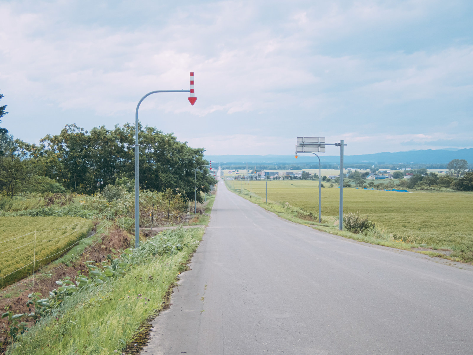 北海道の長い一直線の道路と矢羽根付きポールの無料の写真素材 フリー素材 をダウンロード ぱくたそ