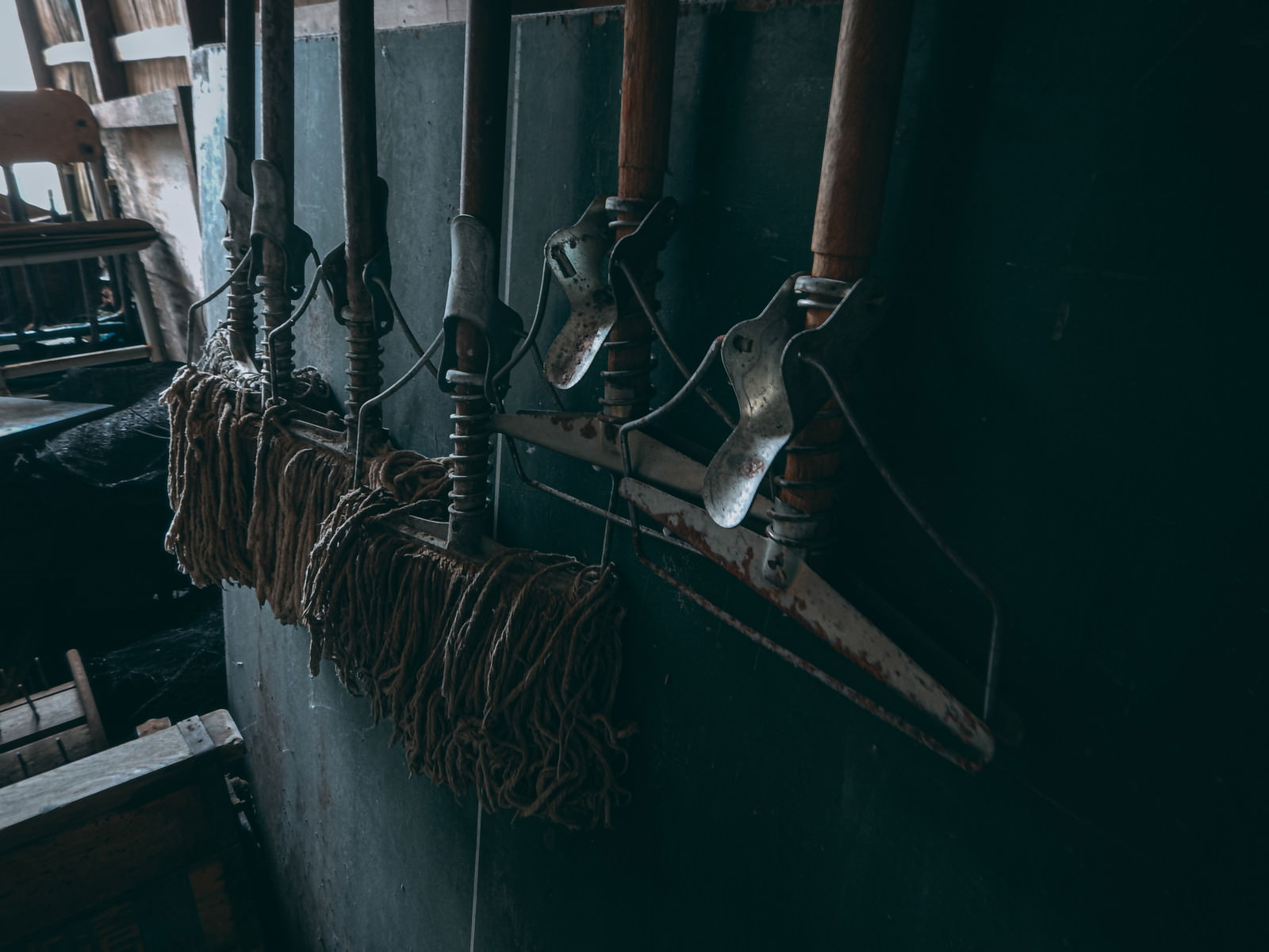 壁に吊るされたモップ 廃墟 の写真を無料ダウンロード フリー素材 ぱくたそ