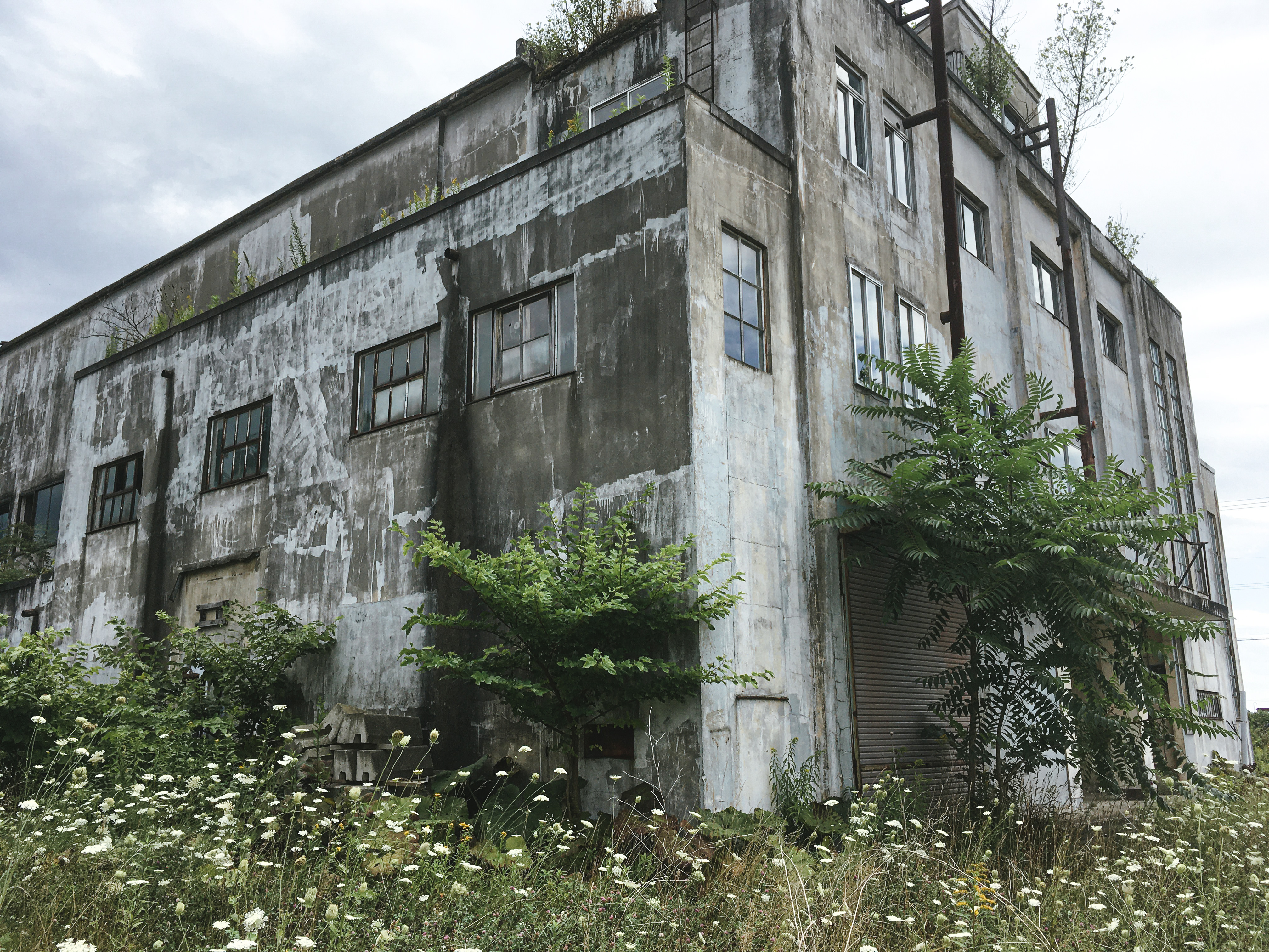 美唄炭鉱の映画館の廃墟の写真を無料ダウンロード フリー素材 ぱくたそ