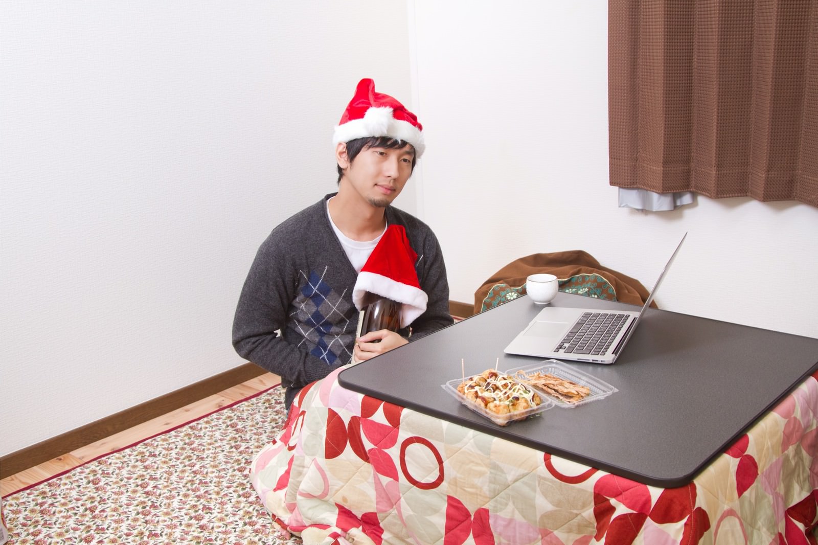 クリスマスに寂しく一升瓶を抱える男性の写真を無料ダウンロード フリー素材 ぱくたそ