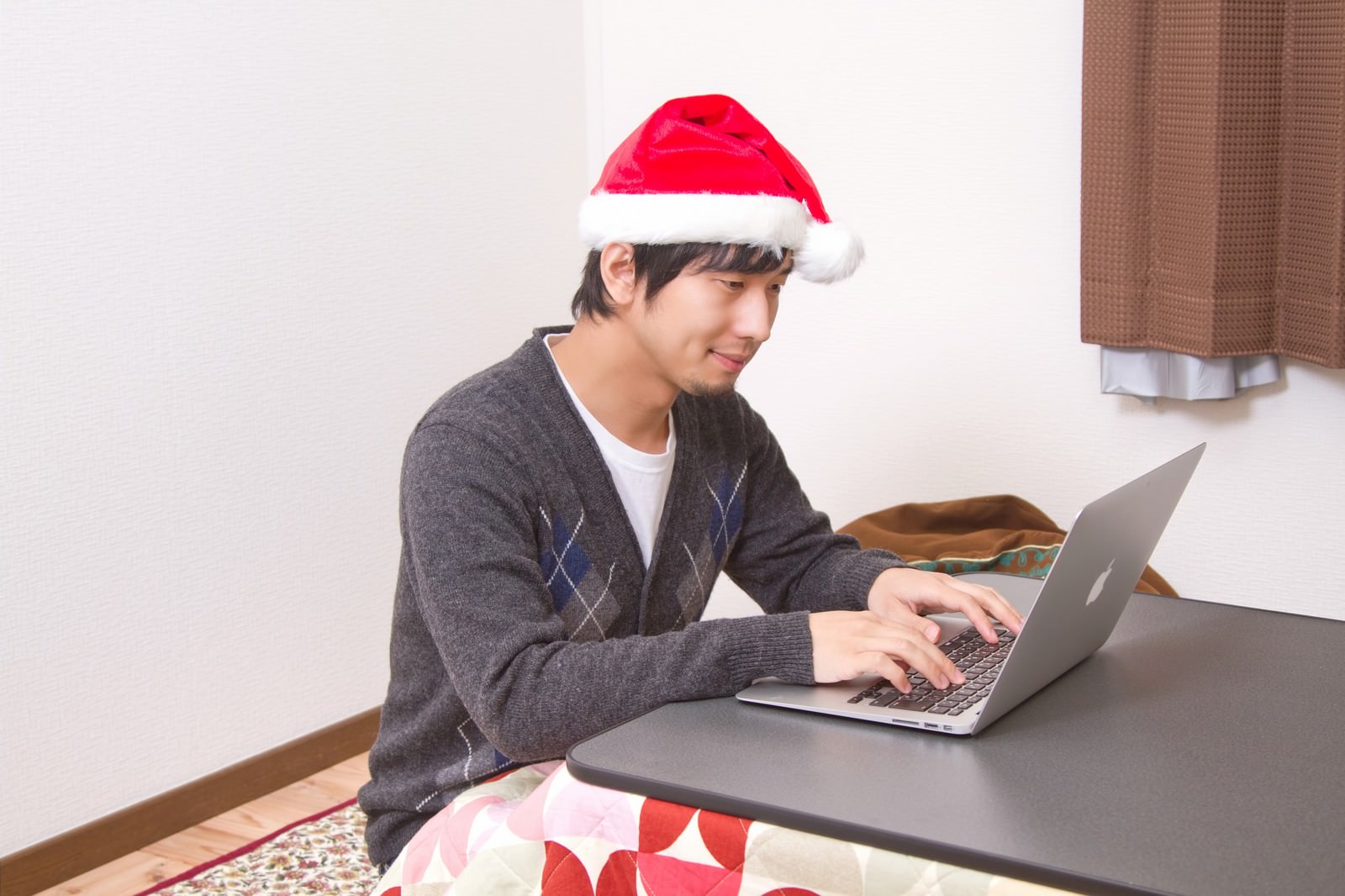 クリスマスはこたつとpcで過ごす男性の写真 フリー素材は ぱくたそ 写真を無料ダウンロード