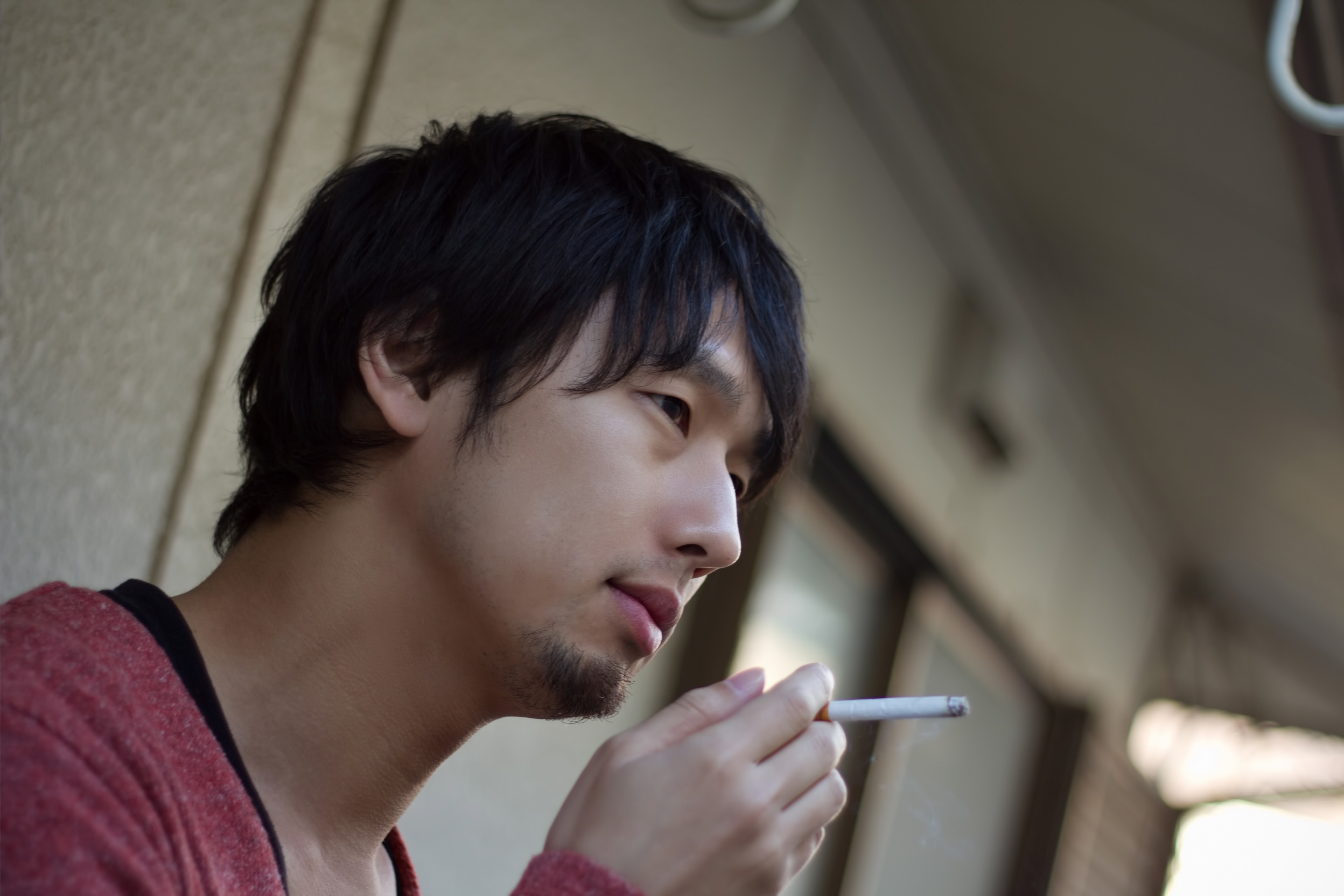 ベランダで煙草を吸う男性の写真を無料ダウンロード フリー素材 ぱくたそ ベランダで煙草を吸う男性の写真を無料ダウンロード フリー素材 ぱくたそ