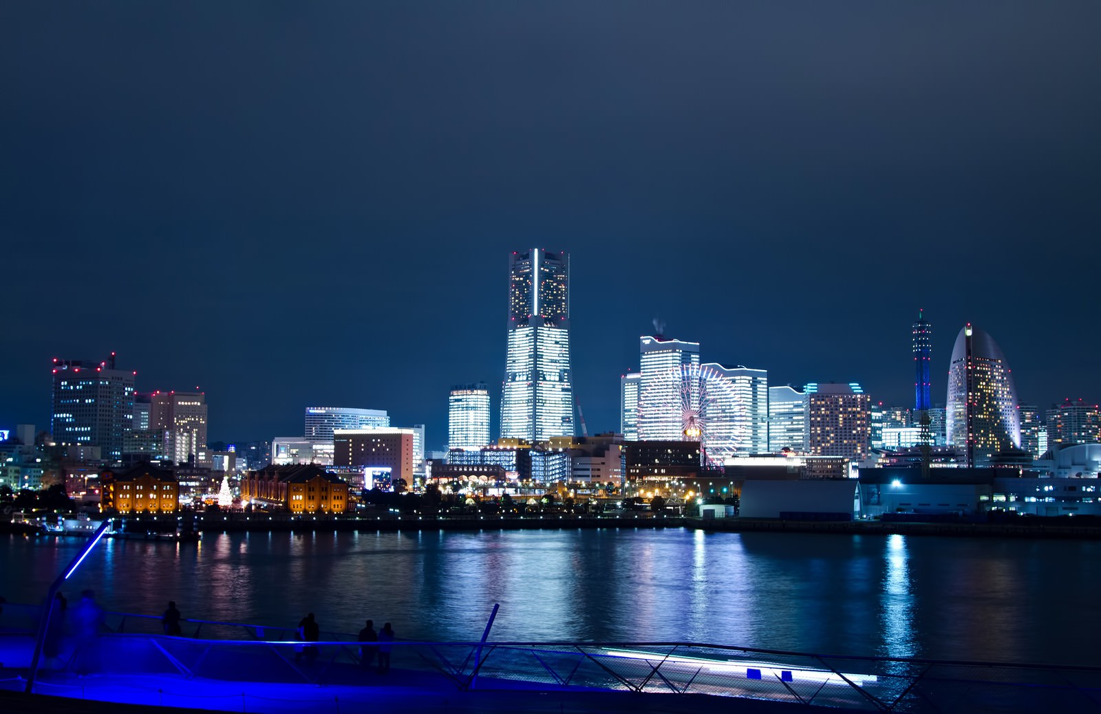 「大桟橋からみなとみらいの夜景」の写真