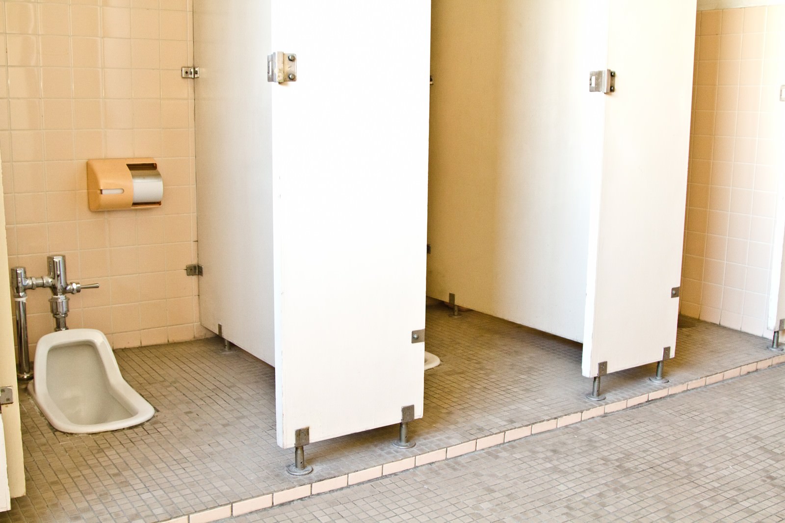 学校の和式トイレの写真 画像 を無料ダウンロード フリー素材のぱくたそ