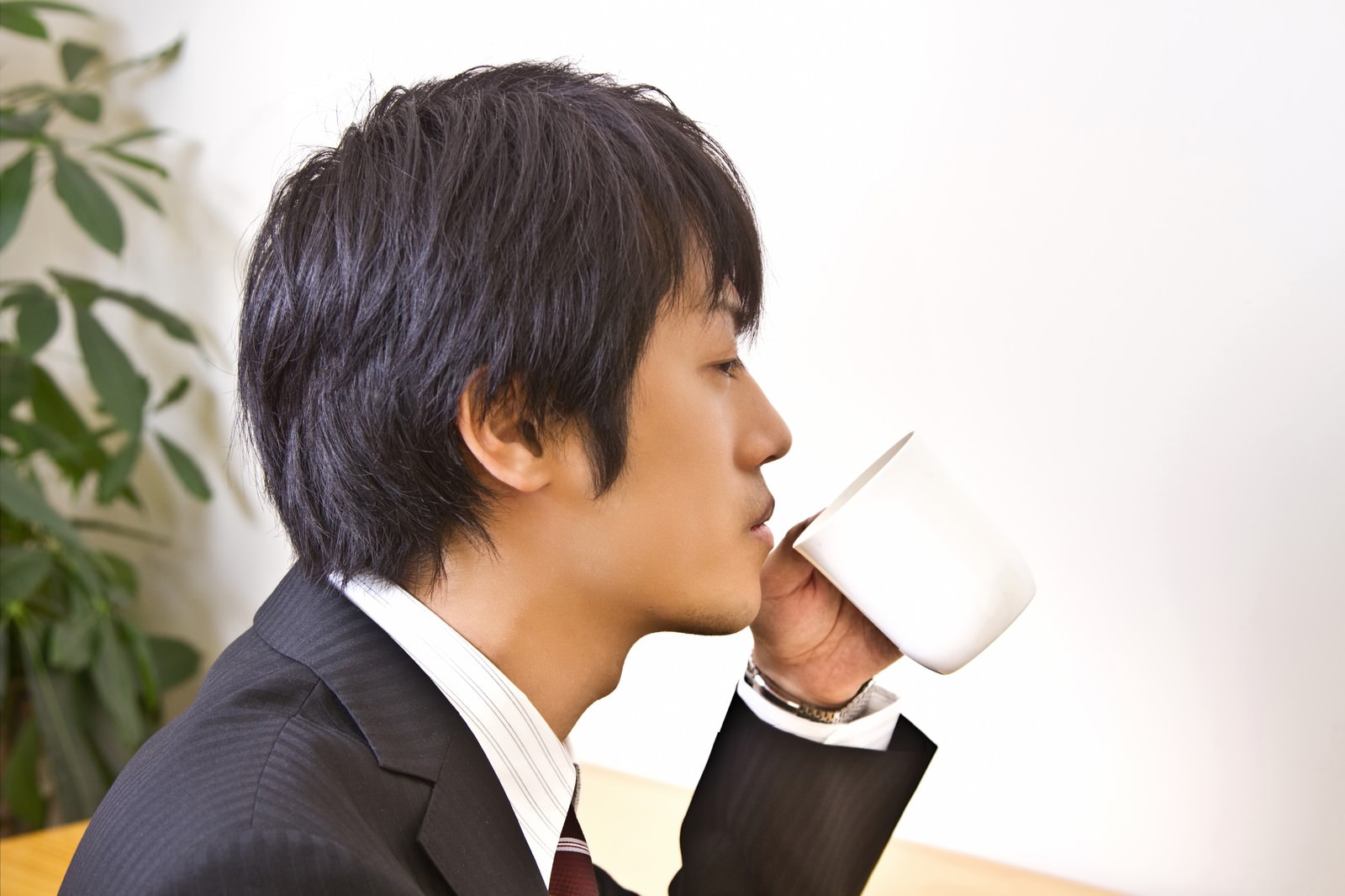 「コーヒーを飲むサラリーマン | フリー素材のぱくたそ」の写真［モデル：Tsuyoshi.］
