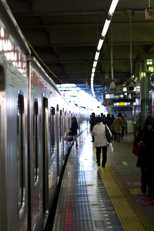 電車と駅のホームの写真素材 ぱくたそ