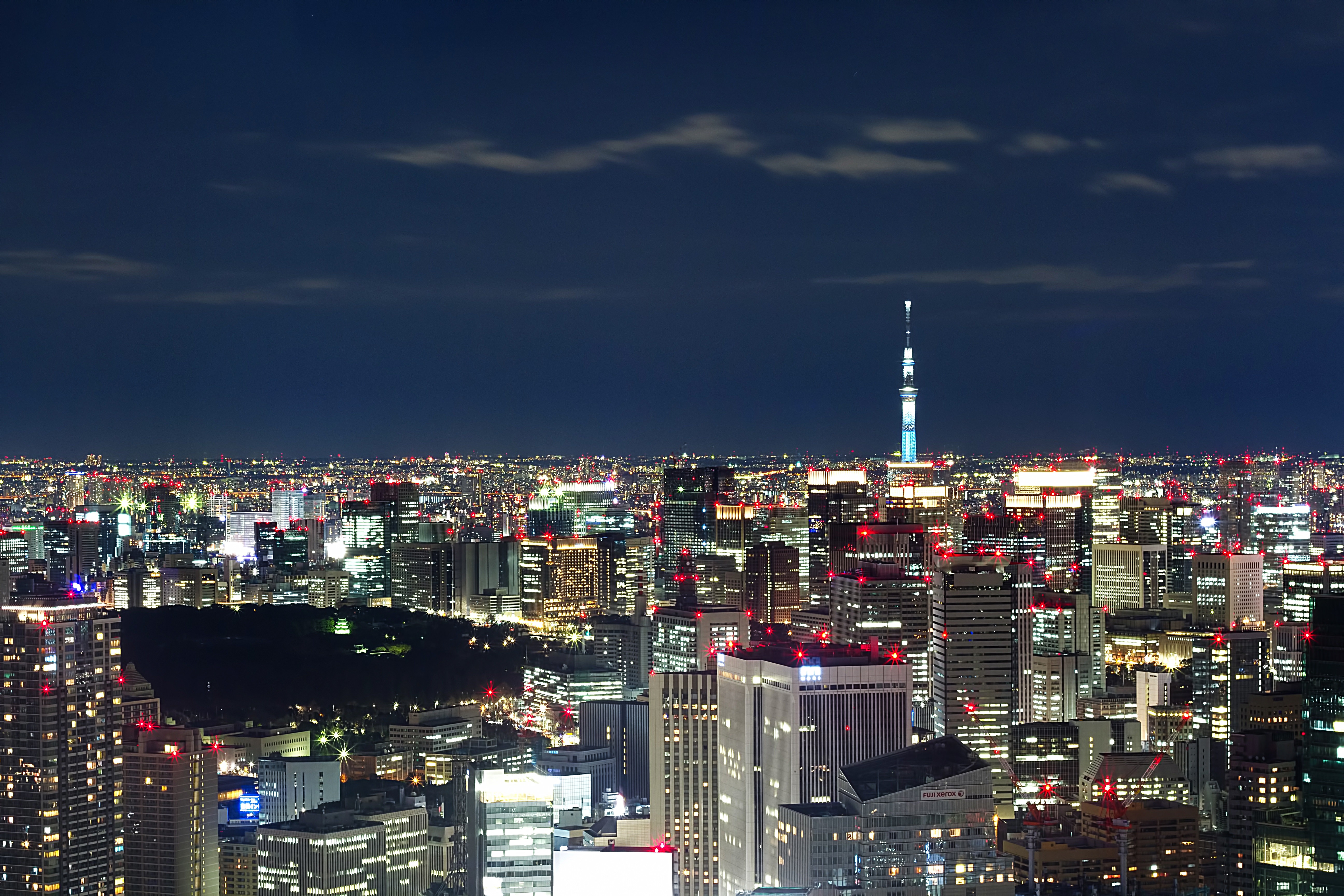 スカイツリーと東京の夜景 六本木ヒルズ展望台から の写真素材 ぱくたそ
