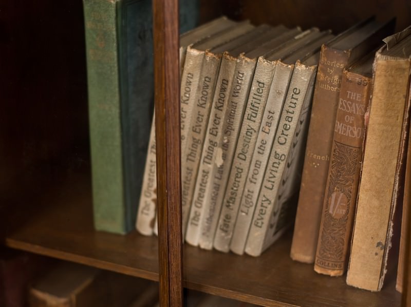 本棚に置かれた洋書の写真を無料ダウンロード フリー素材 ぱくたそ