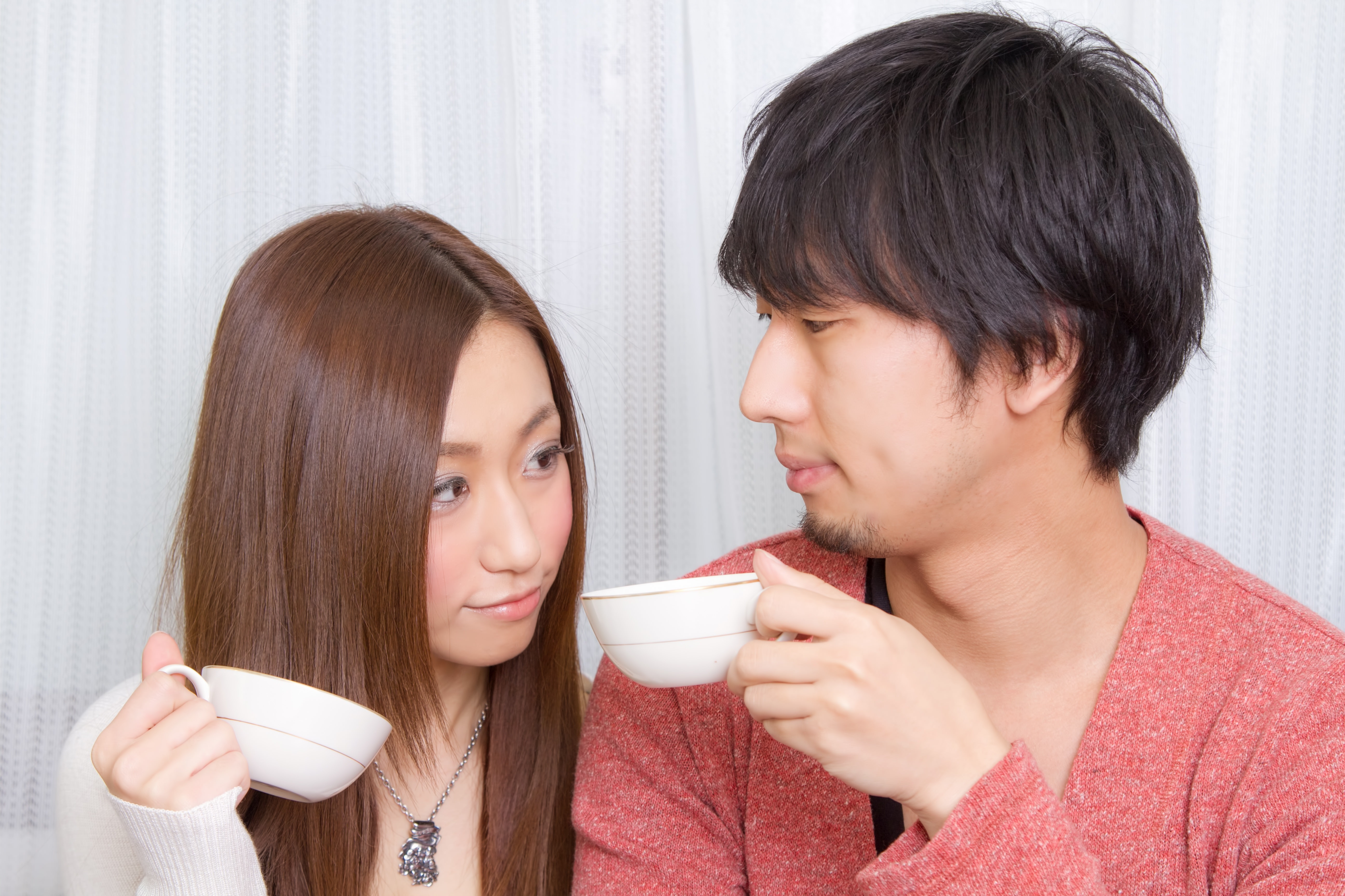 コーヒーカップを持って見つめ合う恋人の写真を無料ダウンロード フリー素材 ぱくたそ コーヒーカップを持って見つめ合う恋人の写真を無料ダウンロード フリー素材 ぱくたそ