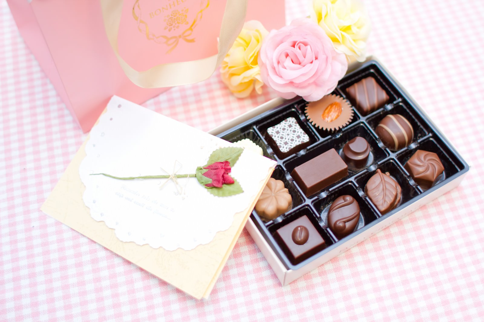 バレンタインのチョコレートと手紙の写真 フリー素材は ぱくたそ 写真を無料ダウンロード